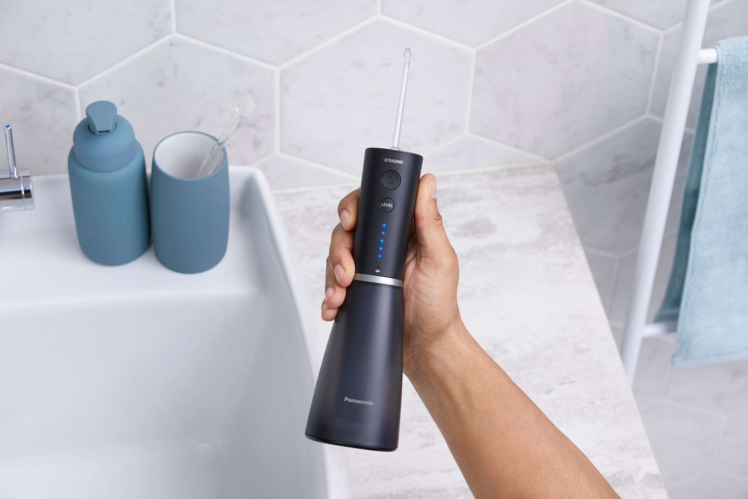 Panasonic Douche buccale »EW-DJ86-K503« 2 cuis Aufsätze Kabellos, Ultraschall-Technologie, Schnellladen durch USB-C, 5 Stufen