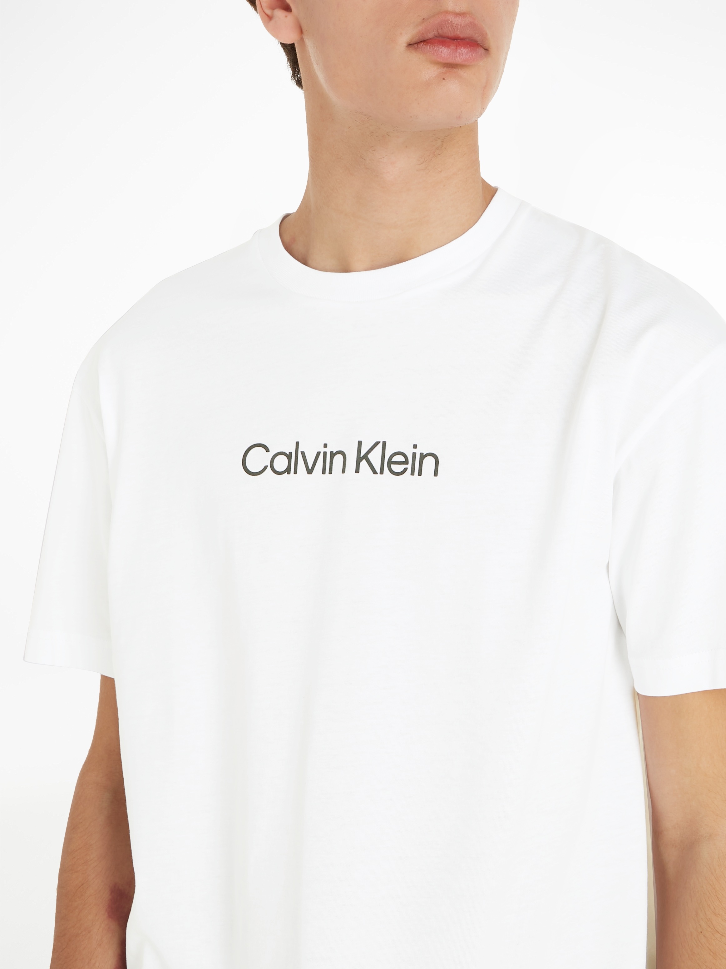 Calvin Klein T-Shirt »HERO LOGO COMFORT T-SHIRT« mit aufgedrucktem Markenlabel