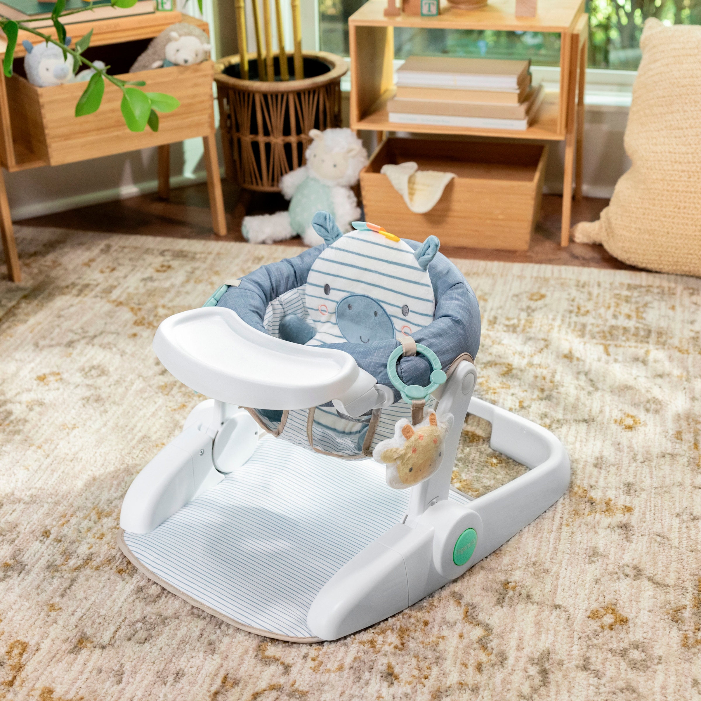 ingenuity Tischsitz »Prop Spot™ Learn-to-Sit™ - Casi™« inklusive 2 Spielzeugen und 3 bunten Anhängern