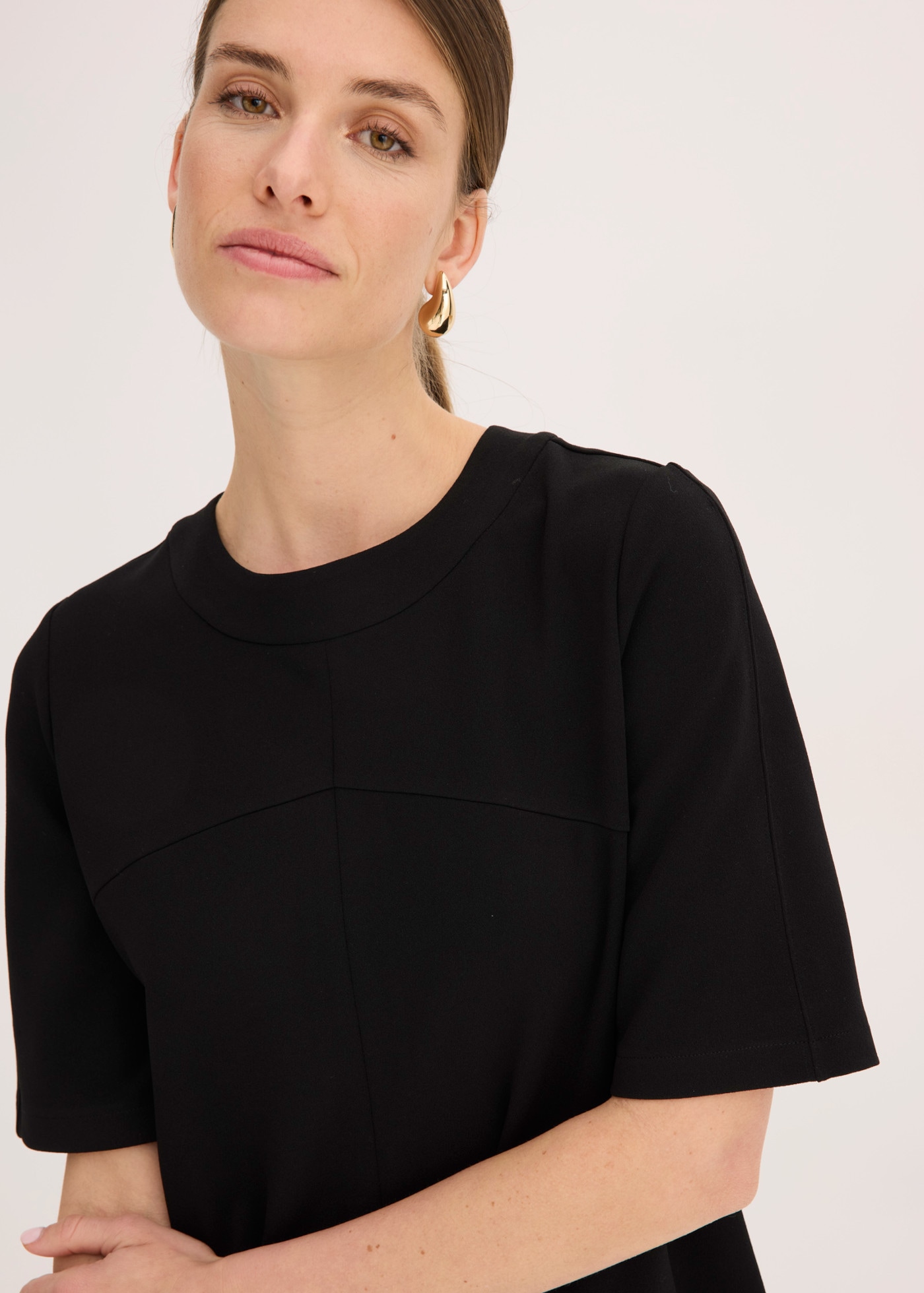 bonprix Robe midi coupe loose fit, manches courtes, en polyester et élasthanne, longueur midi