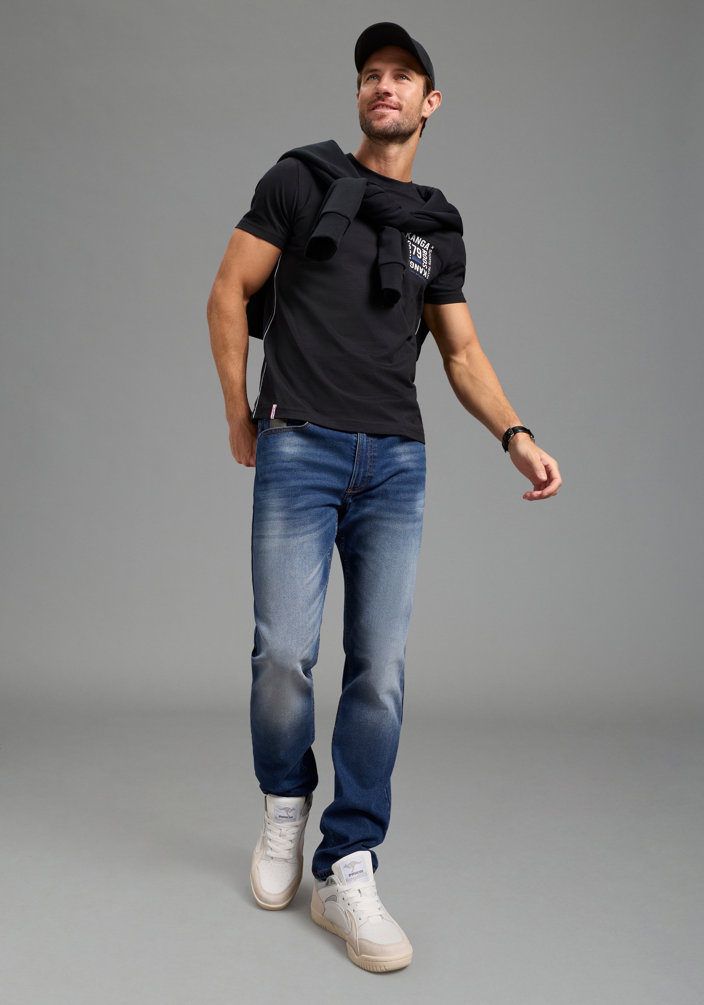 KangaROOS Jogg pants Straight-Fit, normale Leibhöhe, mit Knopf-Applikation