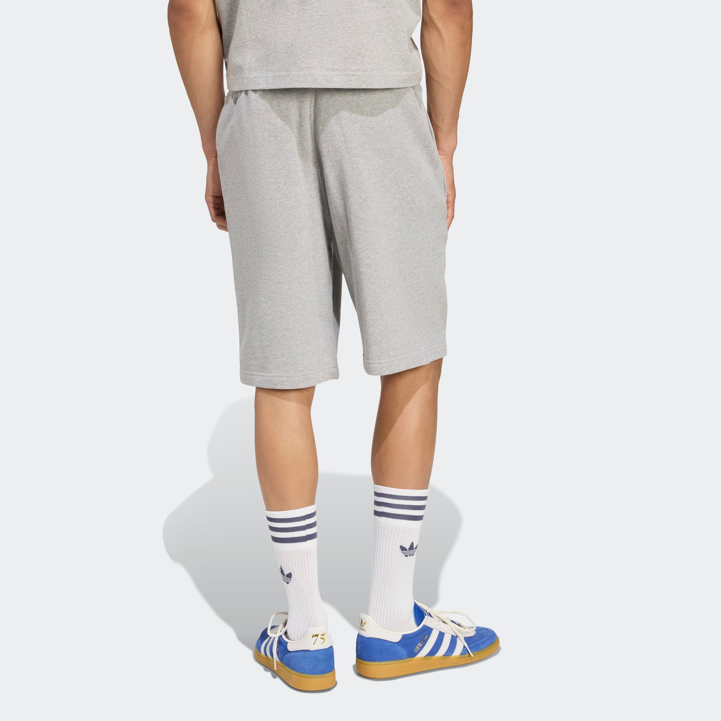 adidas Originals Shorts »ESS SHO«, (1 tlg.), Essential Sweat Shorts mit Logo, aus weichem French-Terry Material