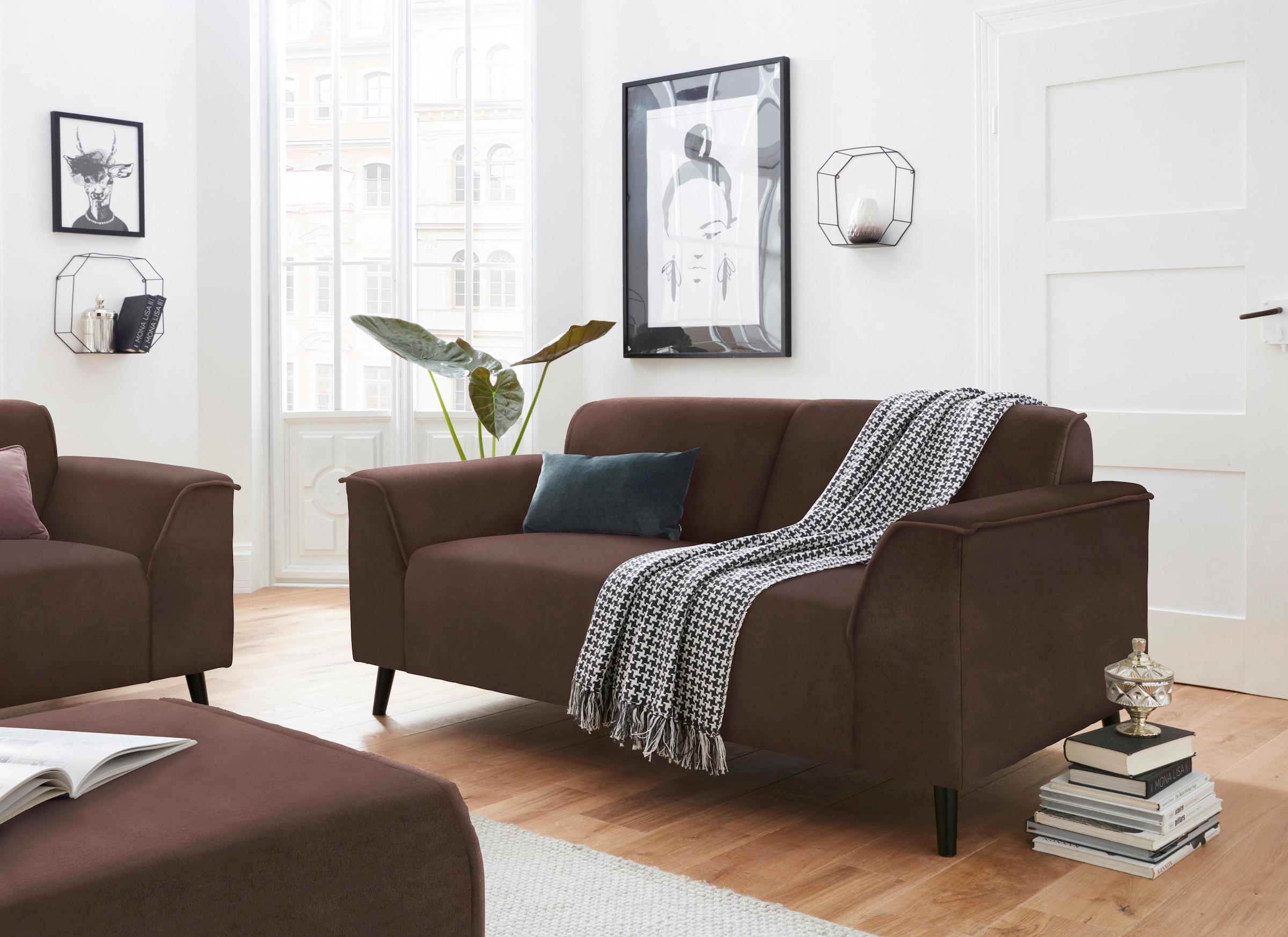 DOMO collection 2-places »Amora, inklusive komfortablem Federkern für mehr Sitzkomfort« Komfortsitzhöhe 47cm, elegante Armlehnen und hoher Fuss