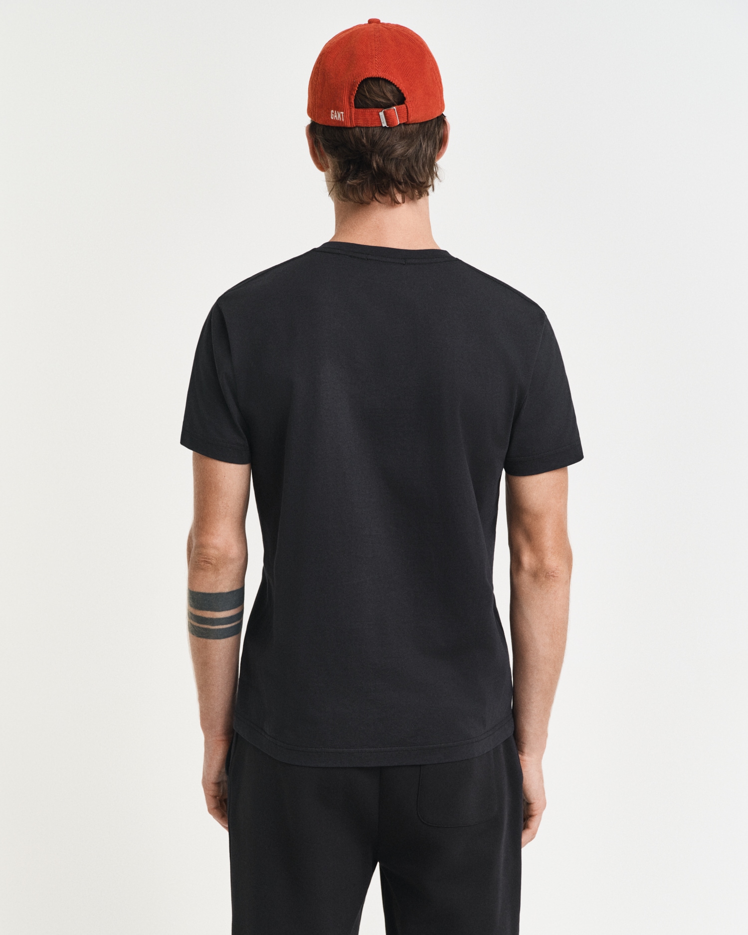 Gant T-Shirt »SLIM SHIELD V-NECK T-SHIRT«, mit einer kleinen Logostickerei auf der Brust