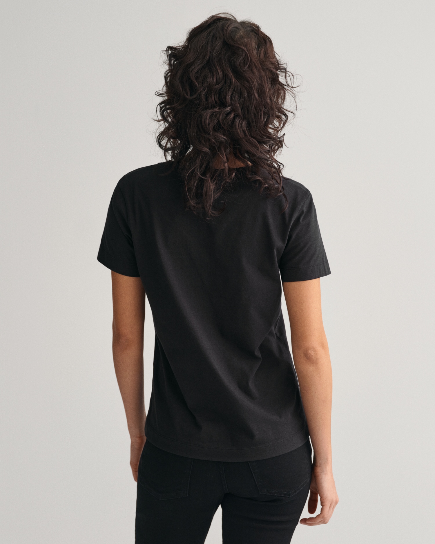 Gant T-Shirt »REG SHIELD KA V-NECK T-SHIRT«, mit einer kleinen Logostickerei auf der Brust