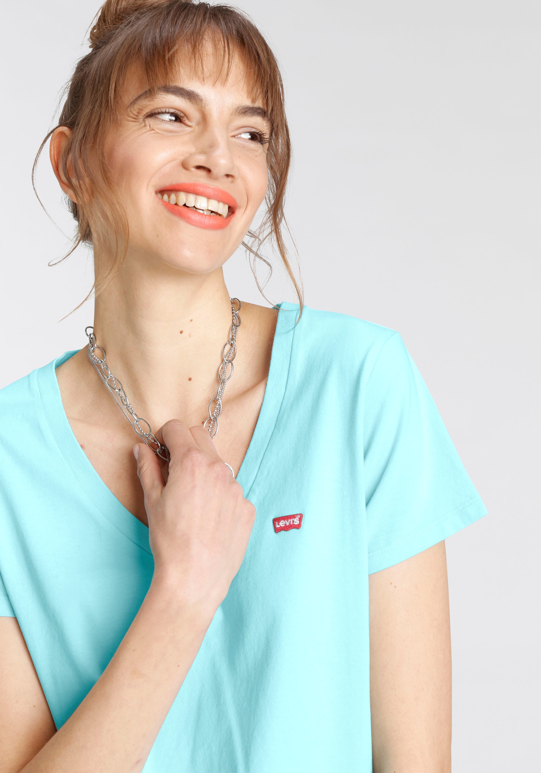 Levi's® V-Shirt »Perfect Tee«, mit kleinem Batwing- Logo