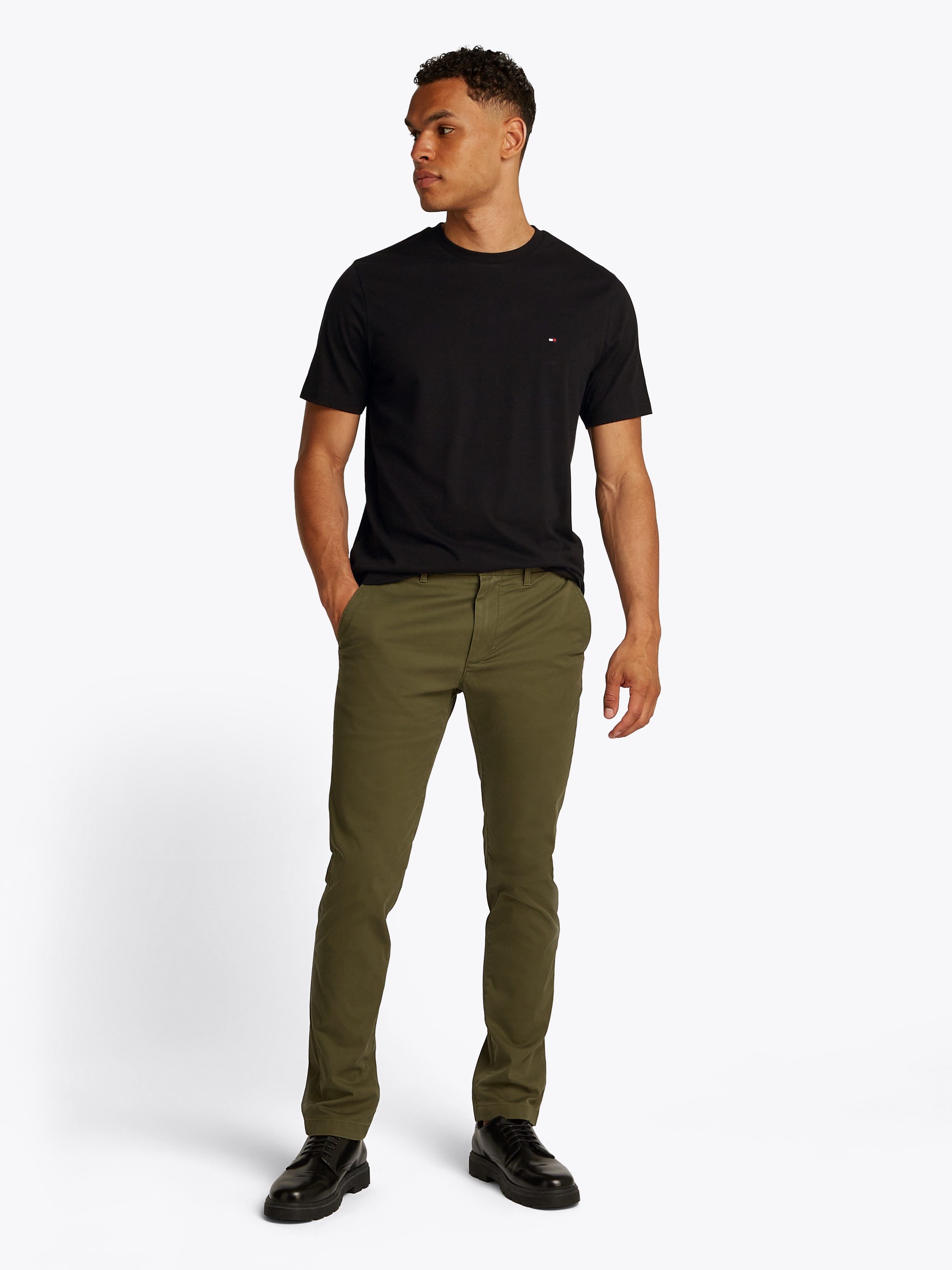 Tommy Hilfiger T-Shirt »ESSENTIAL REG FIT SOLID TEE mit Stickerei und Rundhals«, unifarben, casual, regular fit, Baumwolle, Rundhals