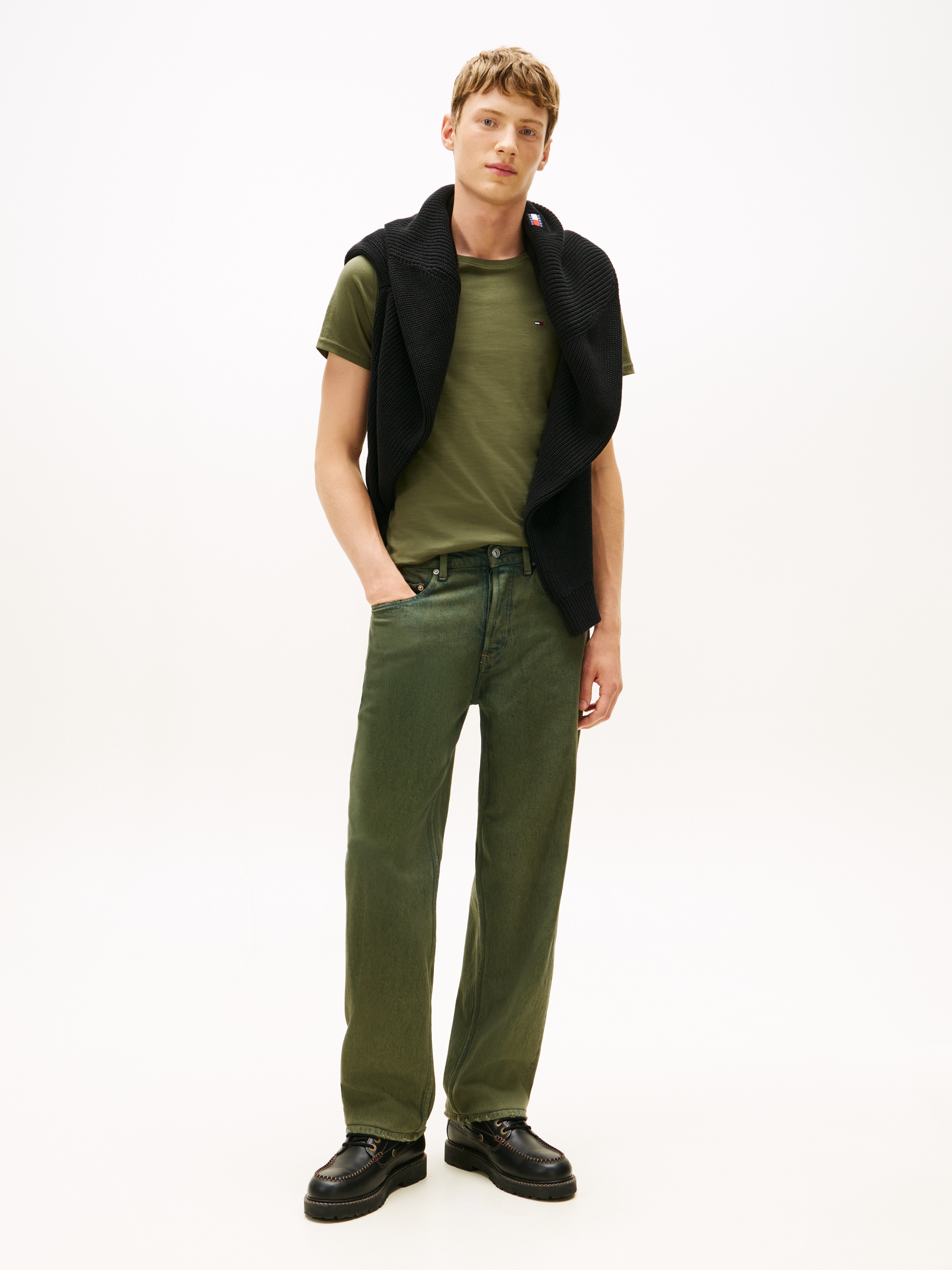 Tommy Jeans T-Shirt »TJM ESSENTIAL SOLID TEE« mit Rundhalsausschnitt und dezenter Logo-Flag