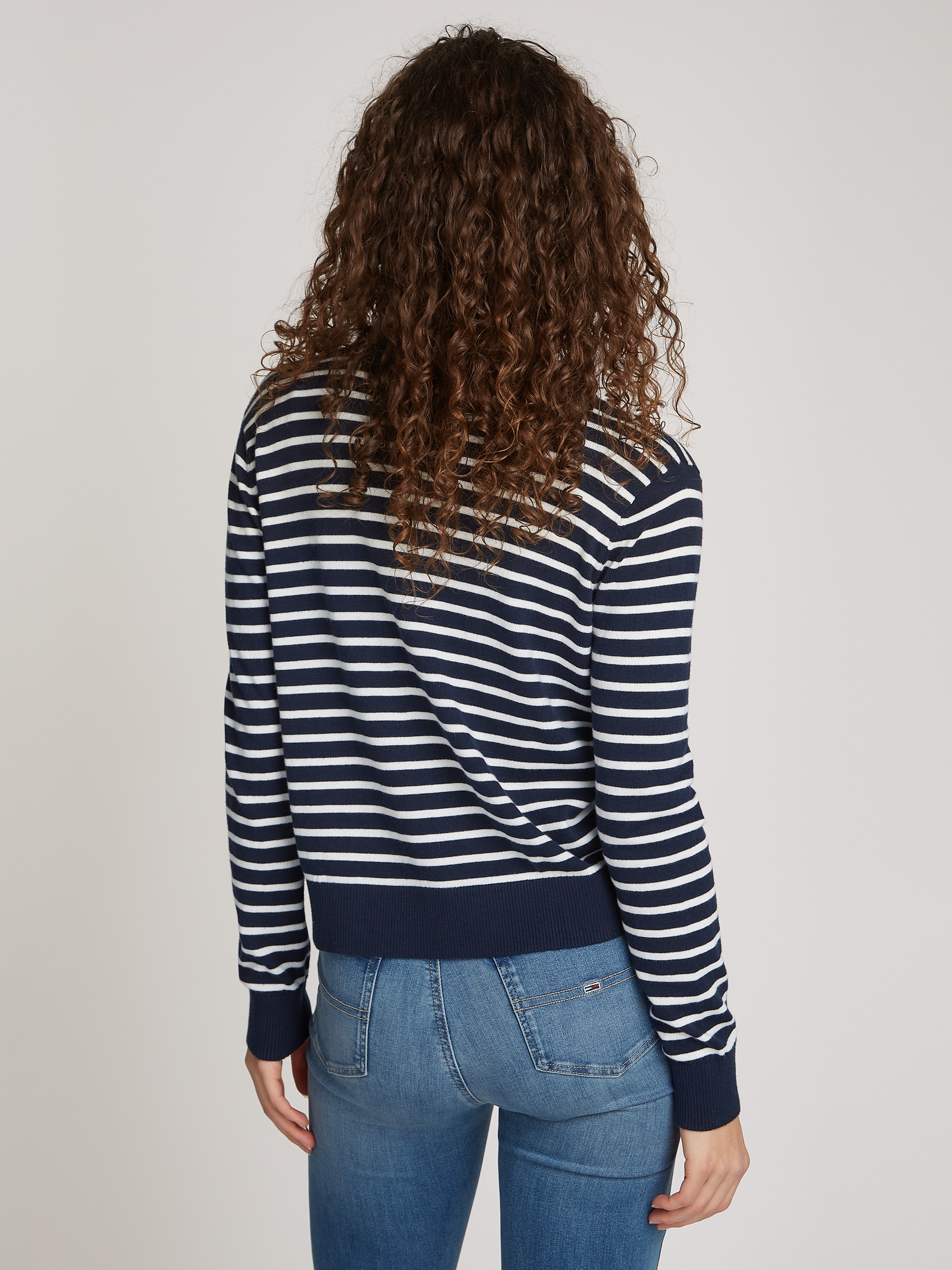 Tommy Jeans Curve V-Ausschnitt-Pullover »TJW ESSENTIAL VNECK SWEATER EXT«, in Grossen Grössen, V-Ausschnitt, mit Viskose