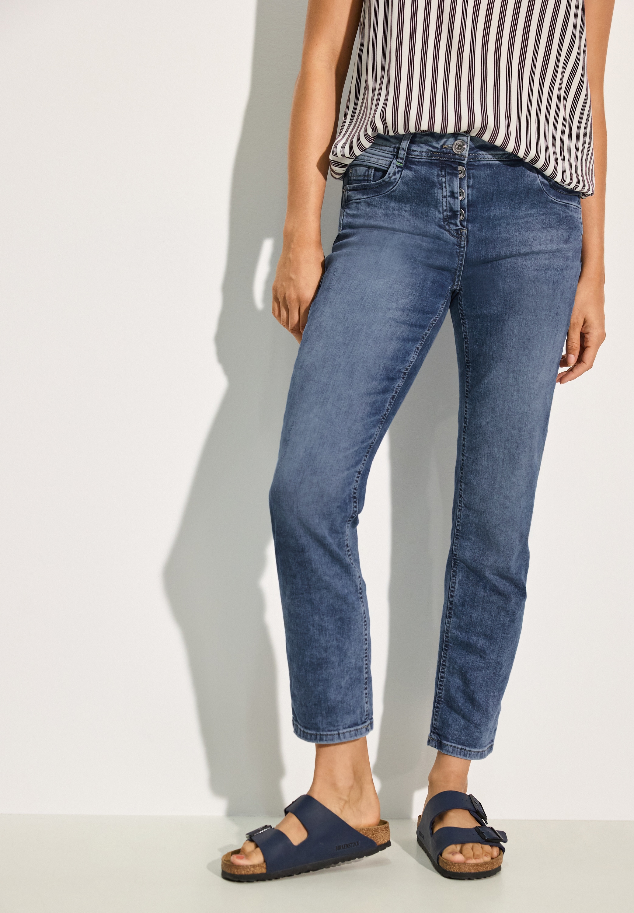 Bequeme Jeans, in mittelblauer Waschung