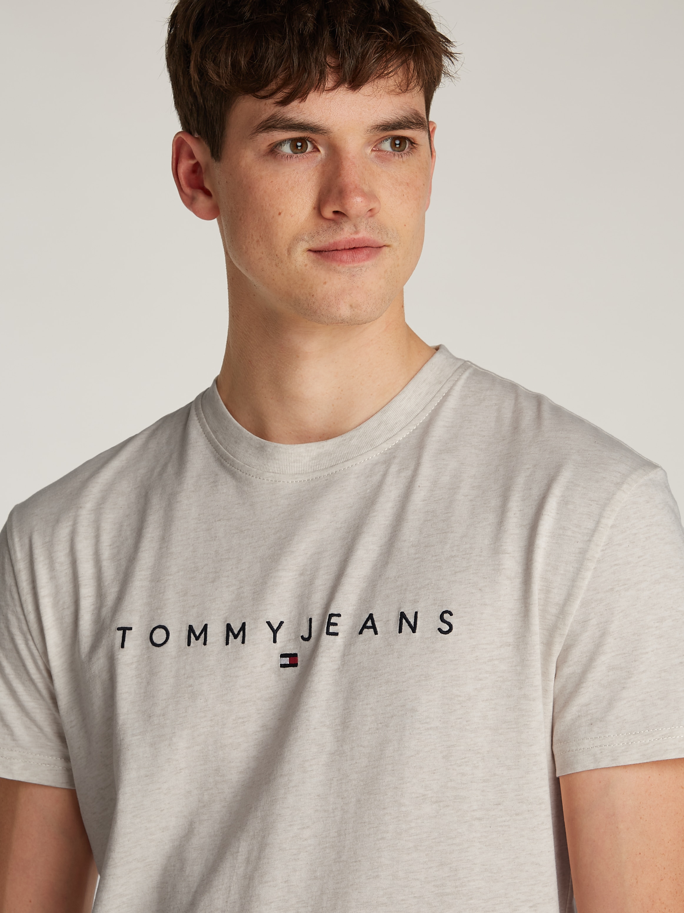 Tommy Jeans Plus Rundhalsshirt »TJM REG LINEAR LOGO TEE EXT«, in Grosse Grössen, Logodruck und Stickerei