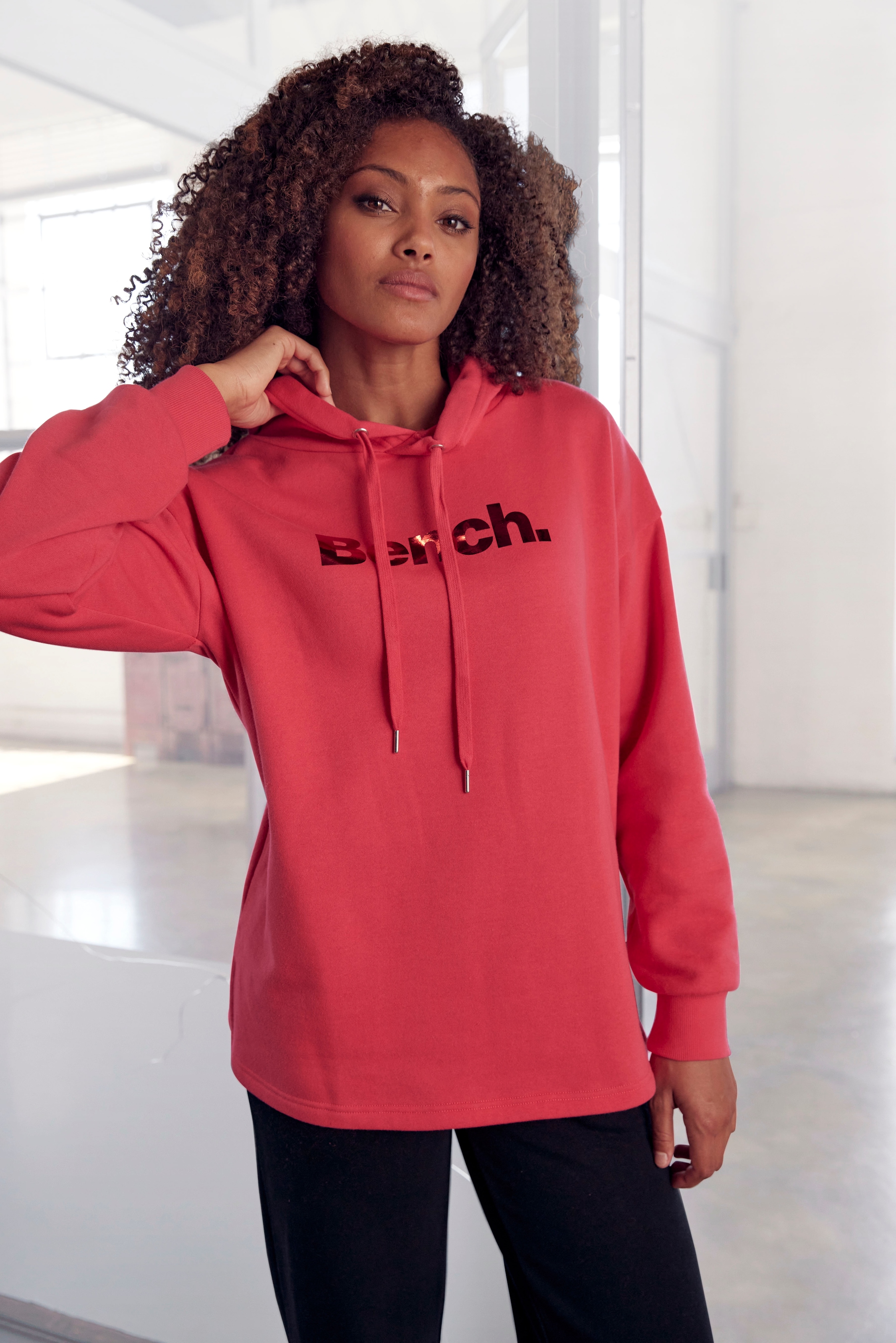 Bench. Loungewear Hoodie »-Kapuzensweatshirt«, mit glänzendem Logodruck,  Loungewear, Loungeanzug versandkostenfrei auf