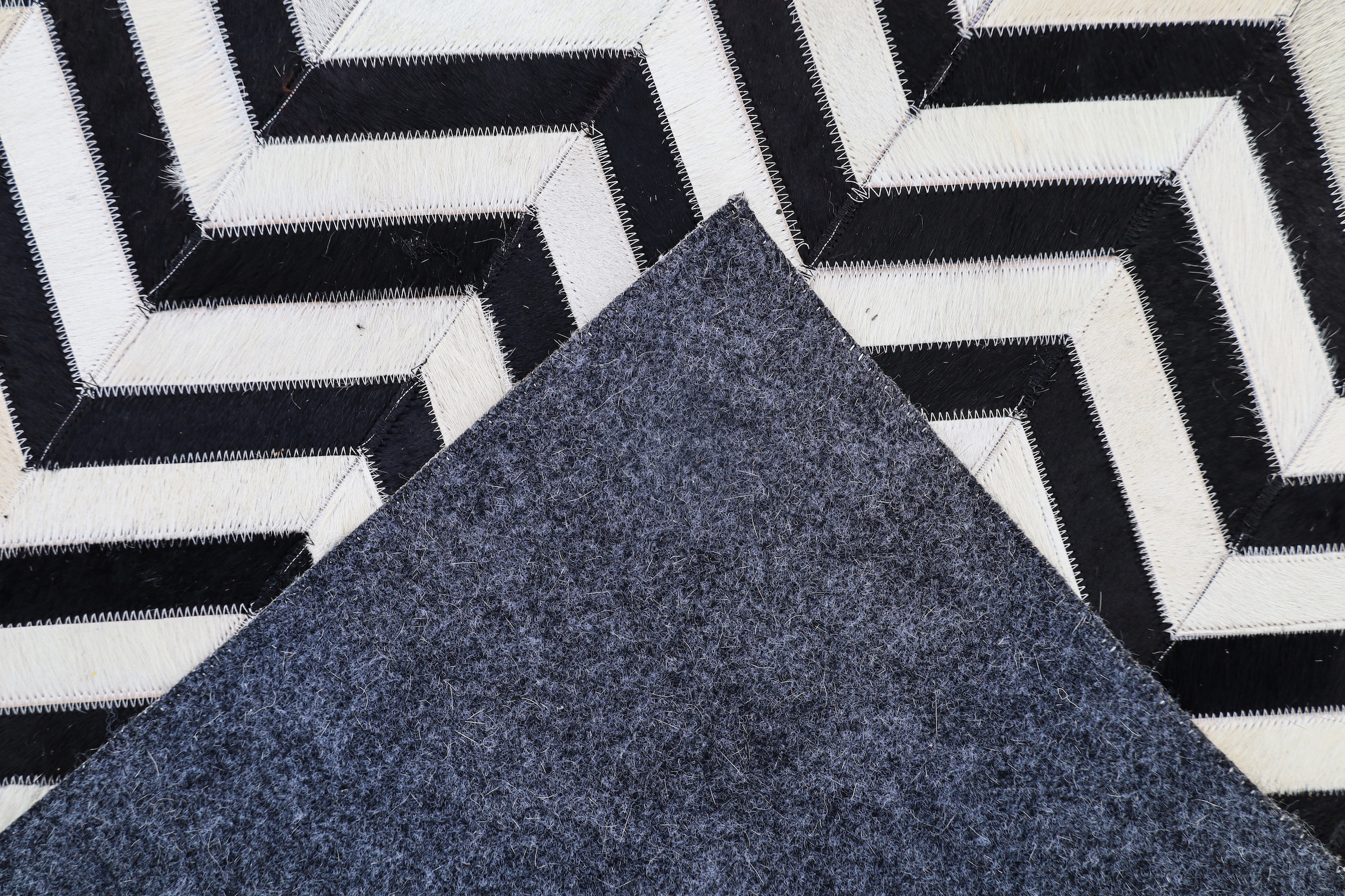 Myflair Möbel & Accessoires Tapis en fourrure »ZEBRA EDGE, echtes Rinderfell« Rectangulaire 10 mm Höhe fait main, produit naturel, motif en zigzag, structure naturelle