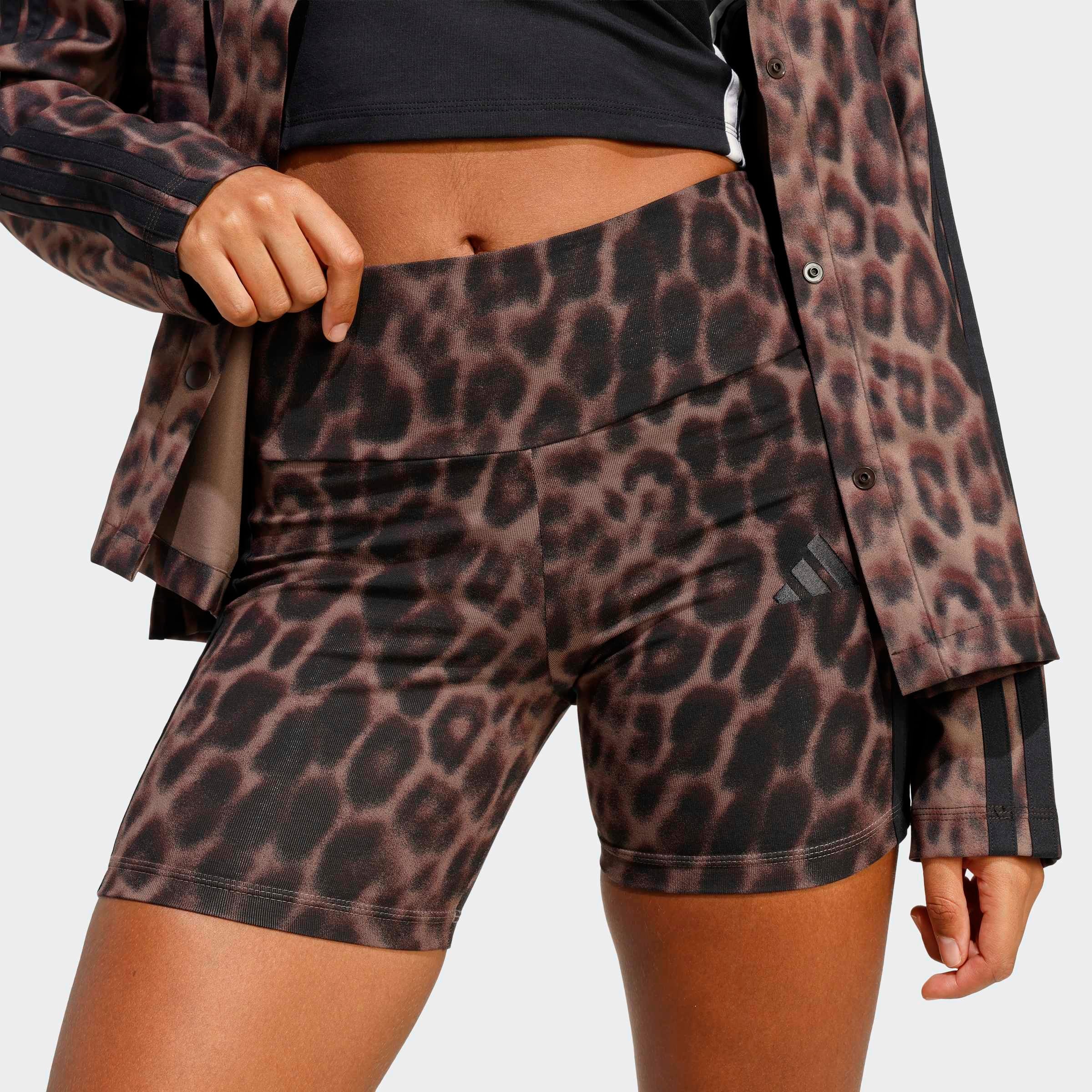 adidas Sportswear Short »SEASONAL ESSENTIALS BIKER MIT LEOPARDENPRINT UND 3-STREIFEN«