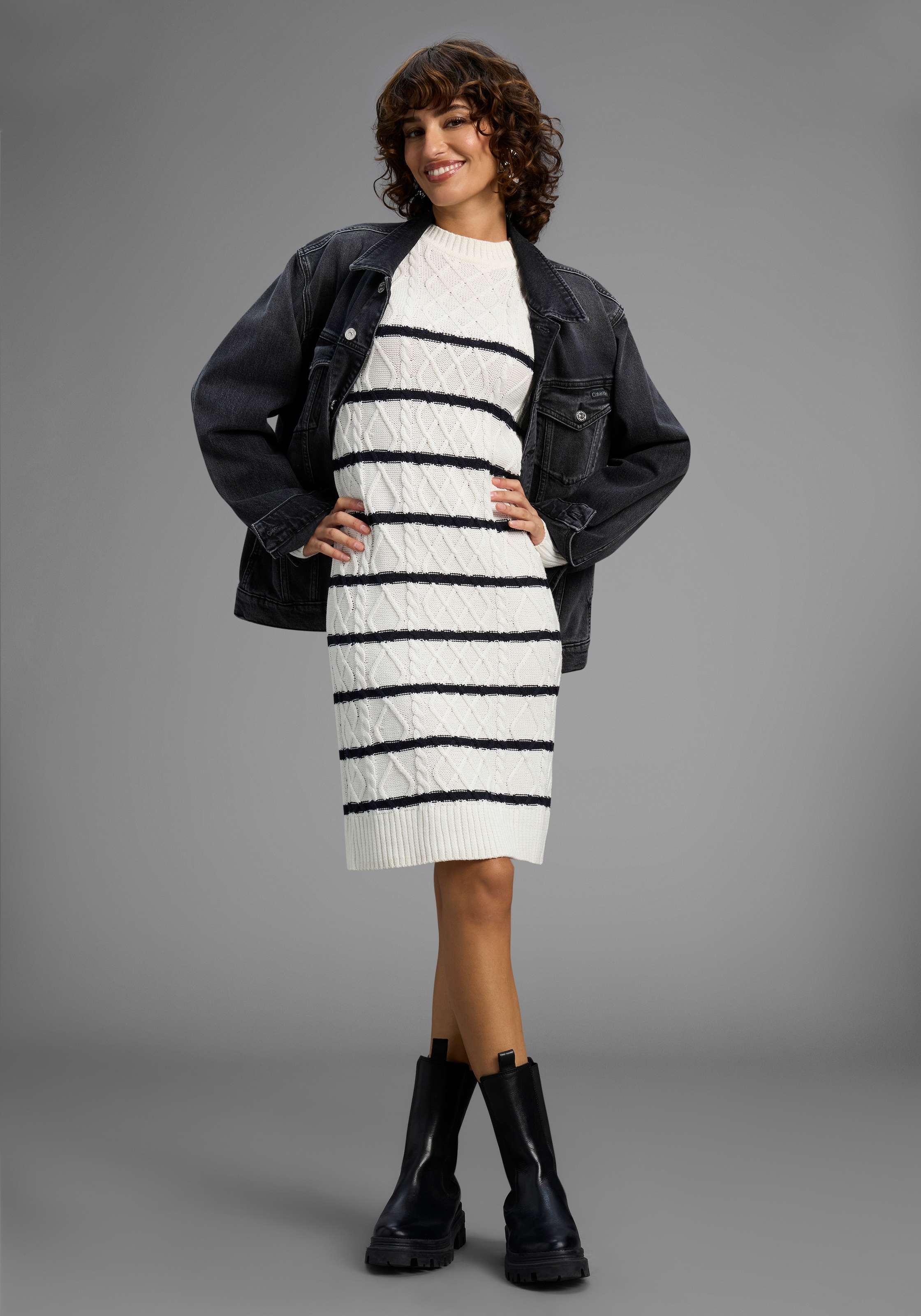 Laura Scott Robe en tricot mit Zopfstrickmuster und Zierknöpfen - NEUE KOLLEKTION