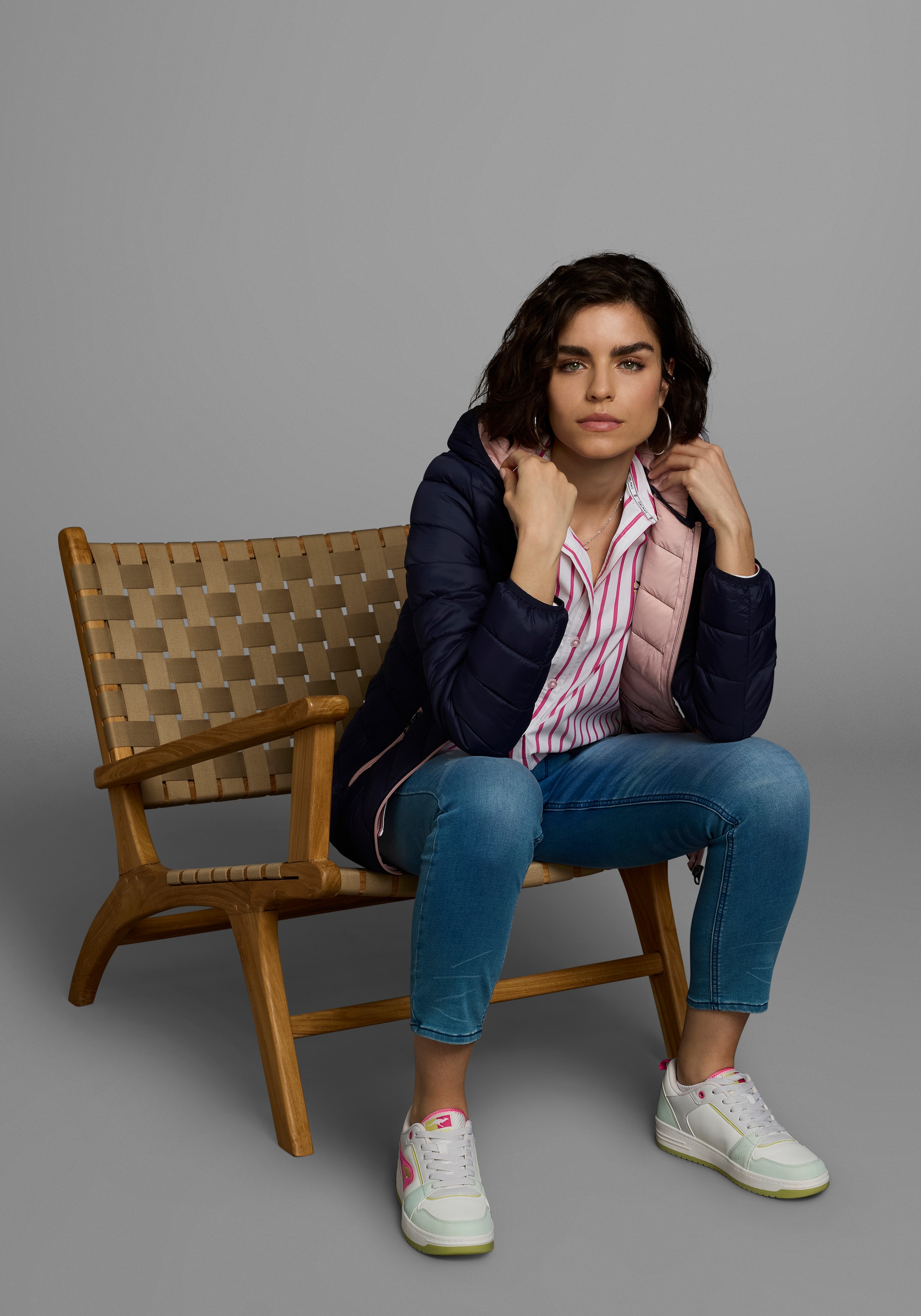 KangaROOS Steppjacke, mit Kapuze, mit kontrastfarbenen Details