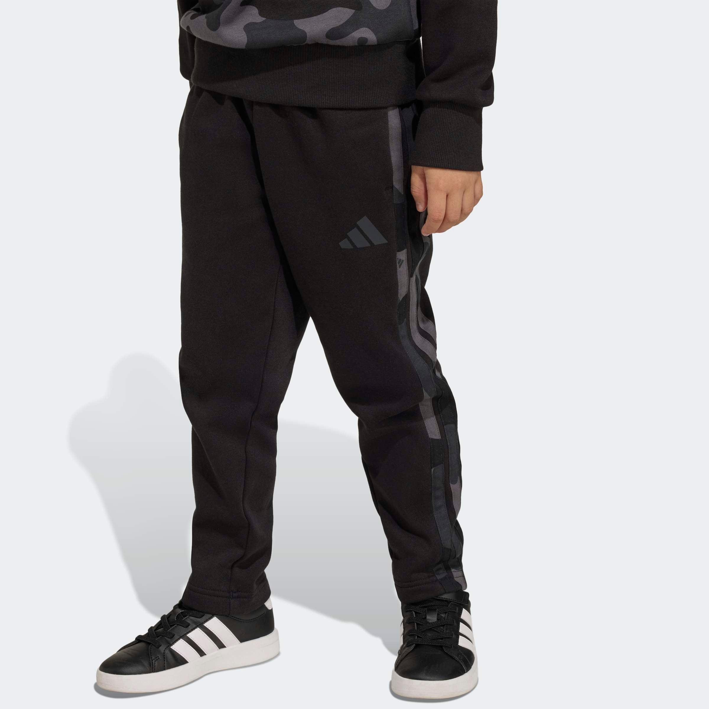 adidas Sportswear Trainingsanzug »SEASONAL ESSENTIALS CAMO FLEECE KLEINKINDER« 2 tlg.