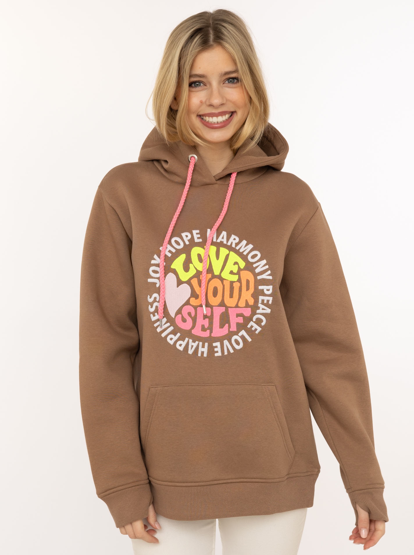 Zwillingsherz Hoodie »"Love Yourslef"«, runde grosse Frontstickerei, farbige Kordel, Kängurutasche
