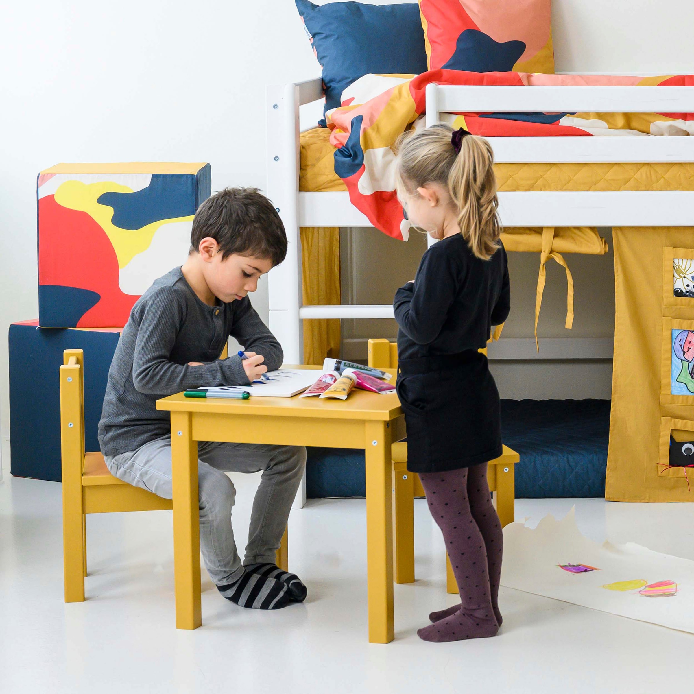 Hoppekids Ensemble de sièges pour enfants »MADS Kindersitzgruppe« Ensemble, 1 Tisch, 2 Stühle, 3 cuis tlg. in vielen Farben, mit zwei Stühlen