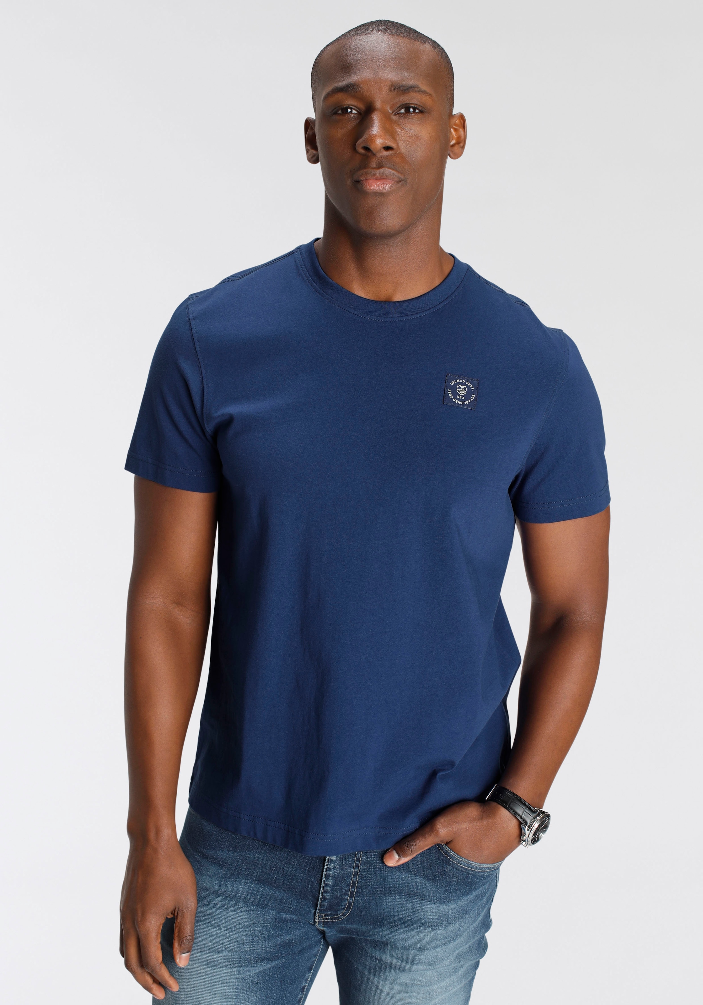 DELMAO T-Shirt, mit - auf NEUE Brustlabel modischem versandkostenfrei MARKE
