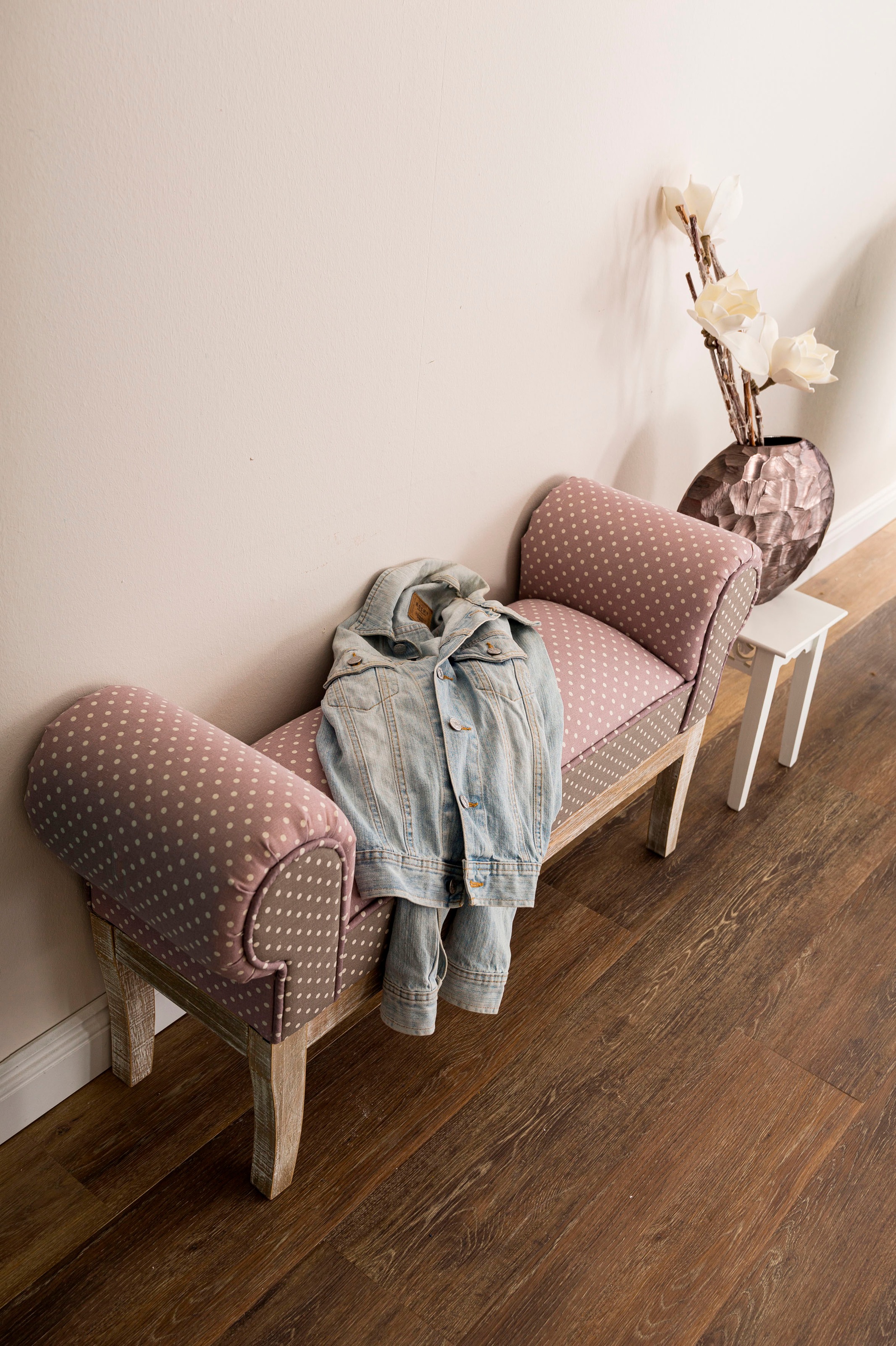 Image of my Flair Polsterbank »Lara«, Beingestell aus massivem Tannenholz, im Shabby-Look, mit einem pflegeleichten, gepunkteten Bezugsstoff, Breite 104 cm bei Ackermann Versand Schweiz