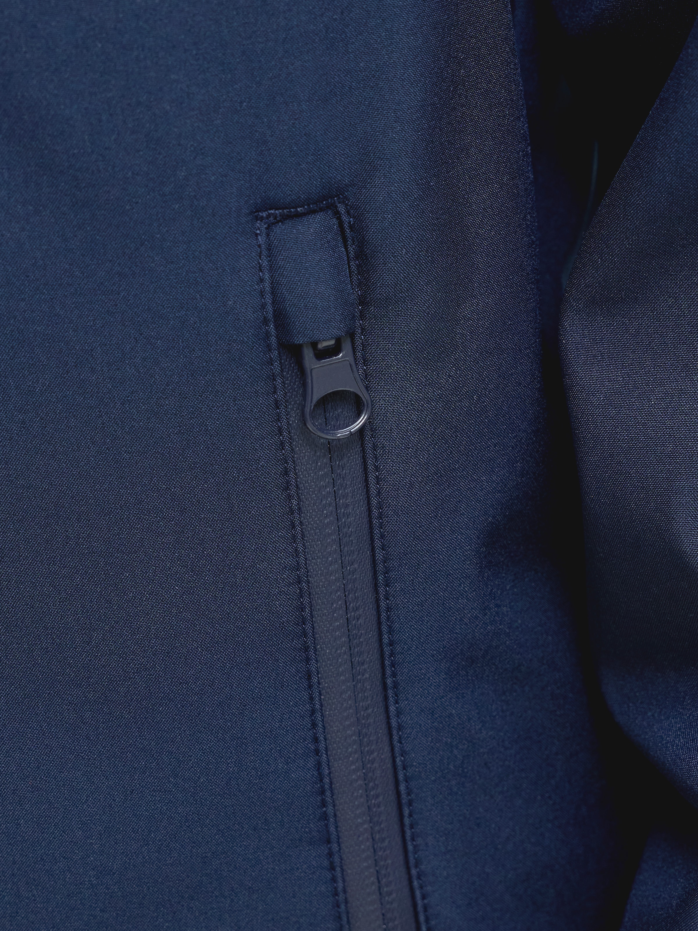 Jack & Jones Junior Veste softshell »JJTHEO wasserabweisend und pflegeleicht für Alltag« avec capuche Polyester, coupe régulière