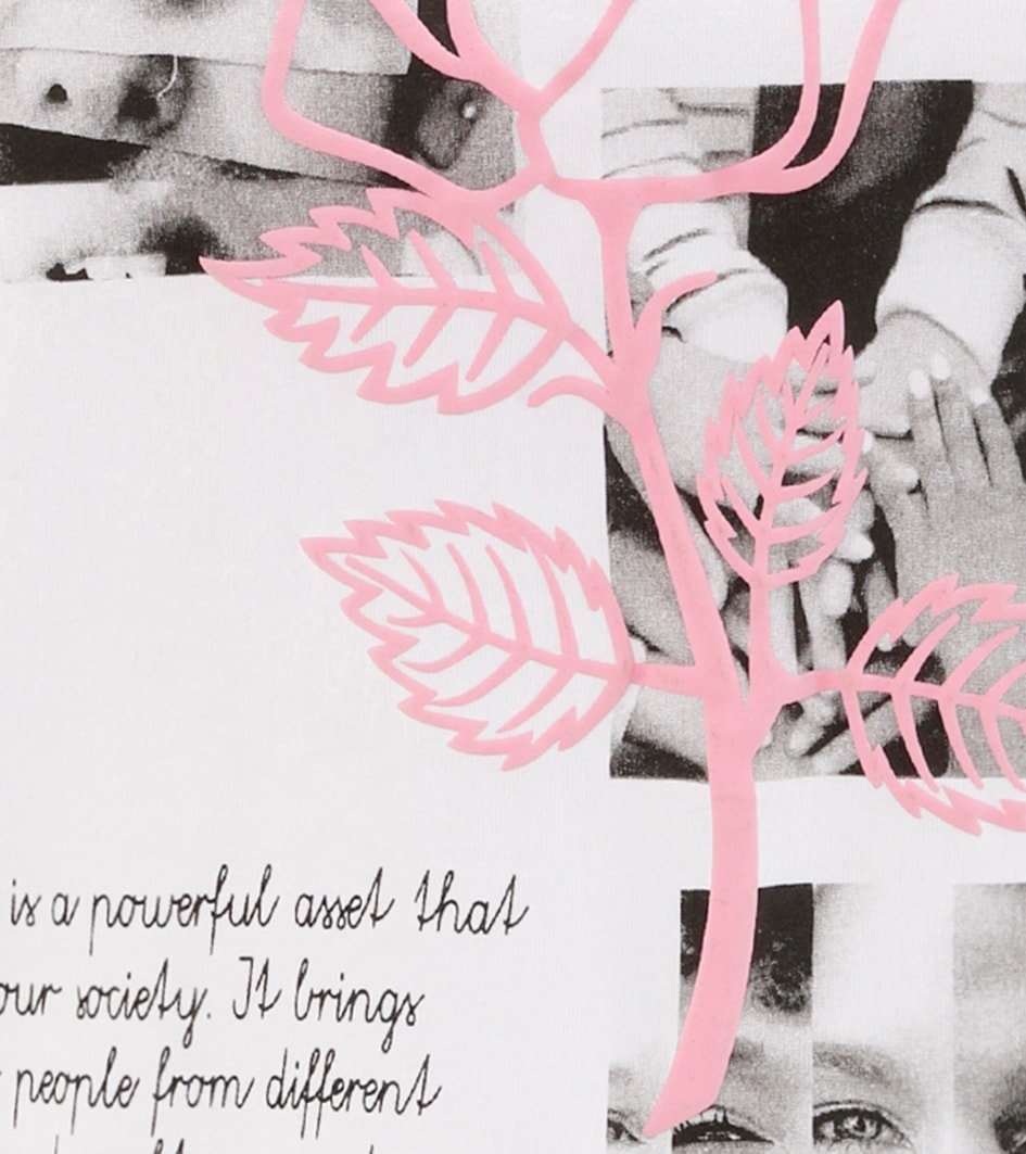 Aniston CASUAL T-Shirt, mit Rose verzierter Diversity-Frontprint