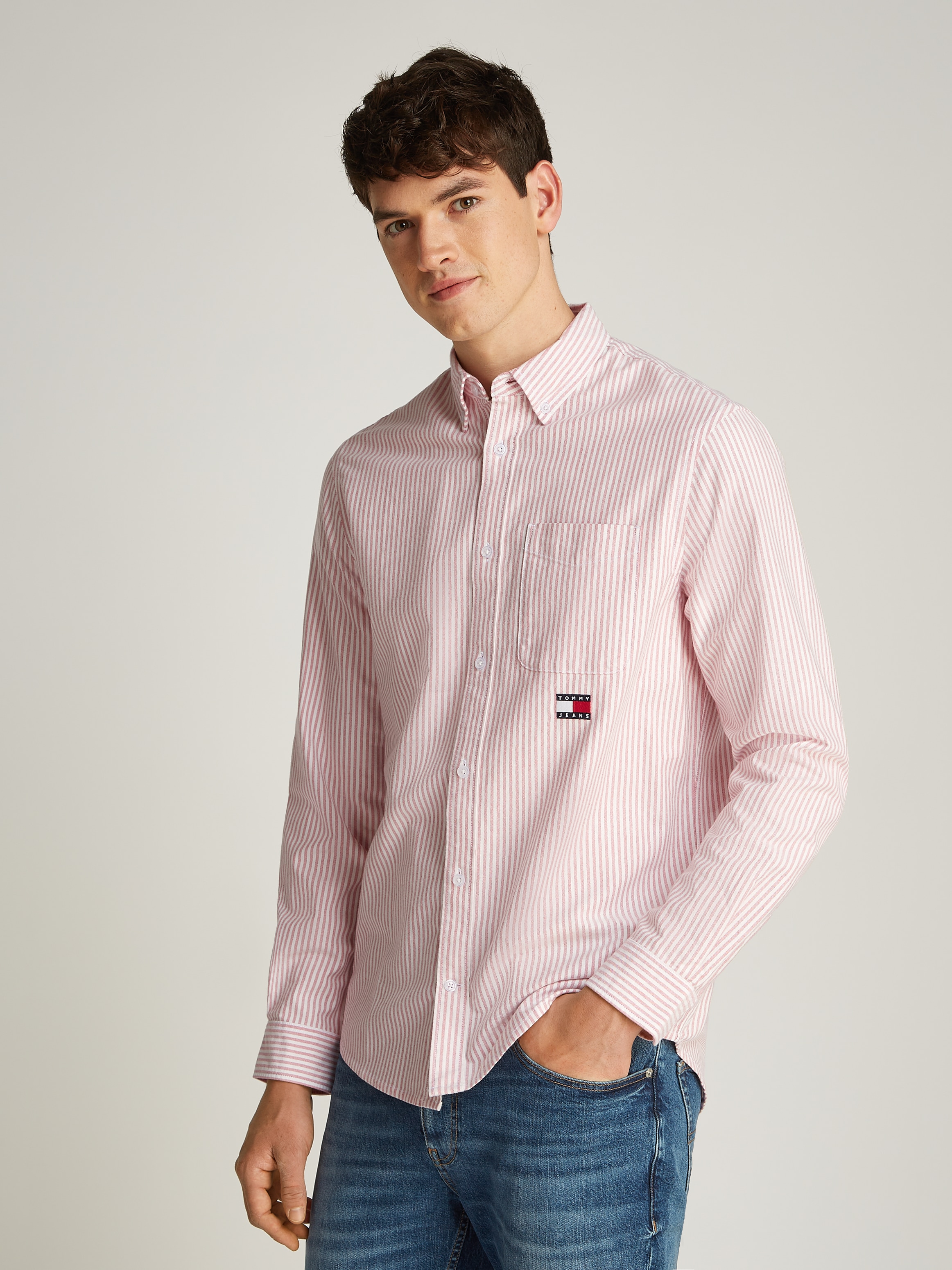 TOMMY JEANS Langarmhemd »TJM STRIPE OXFORD SHIRT EXT«, mit Logostickerei