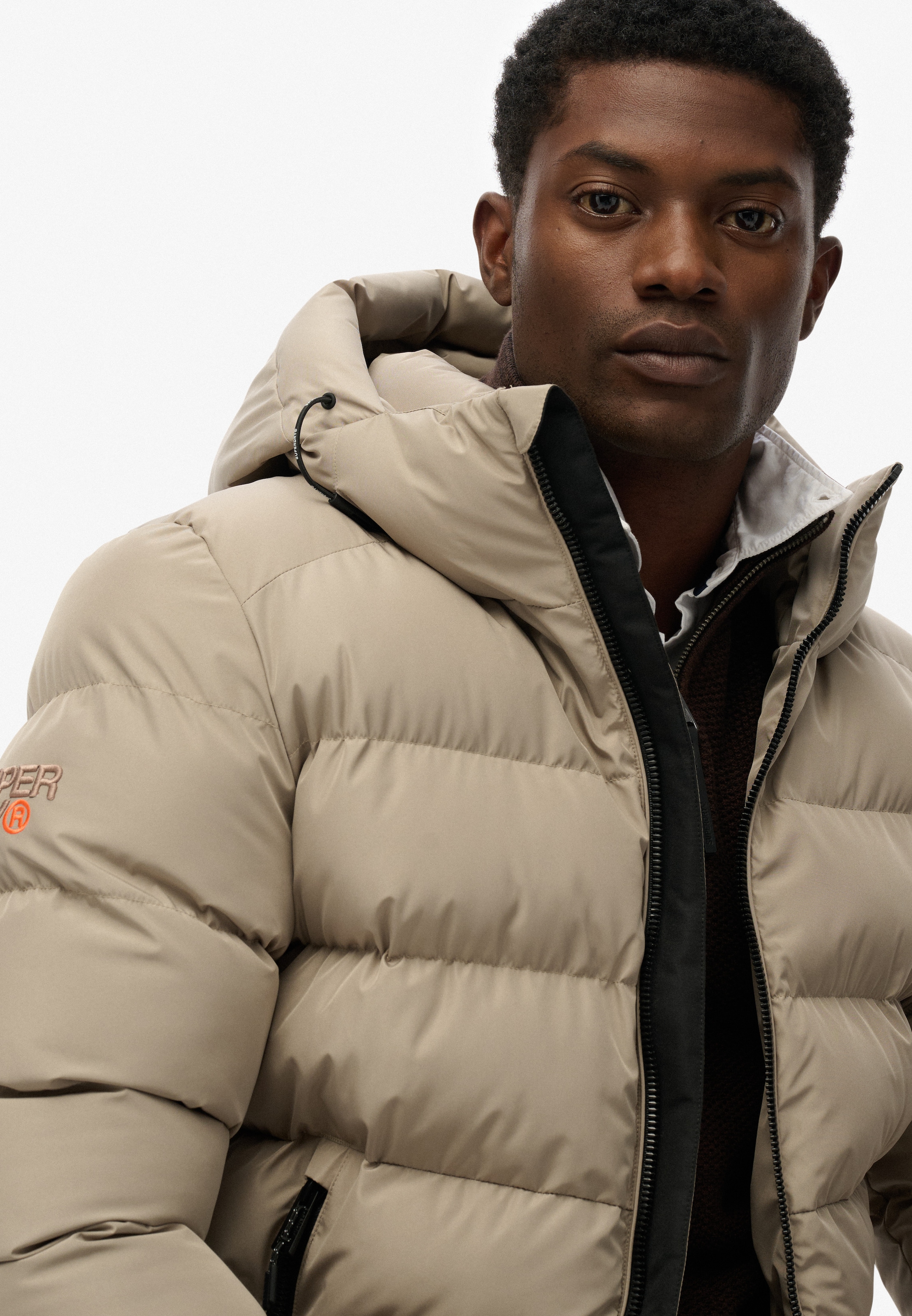 Superdry Veste matelassée »HOODED SPORTS PUFFER JACKET« avec capuche fibre synthétique, coupe décontractée