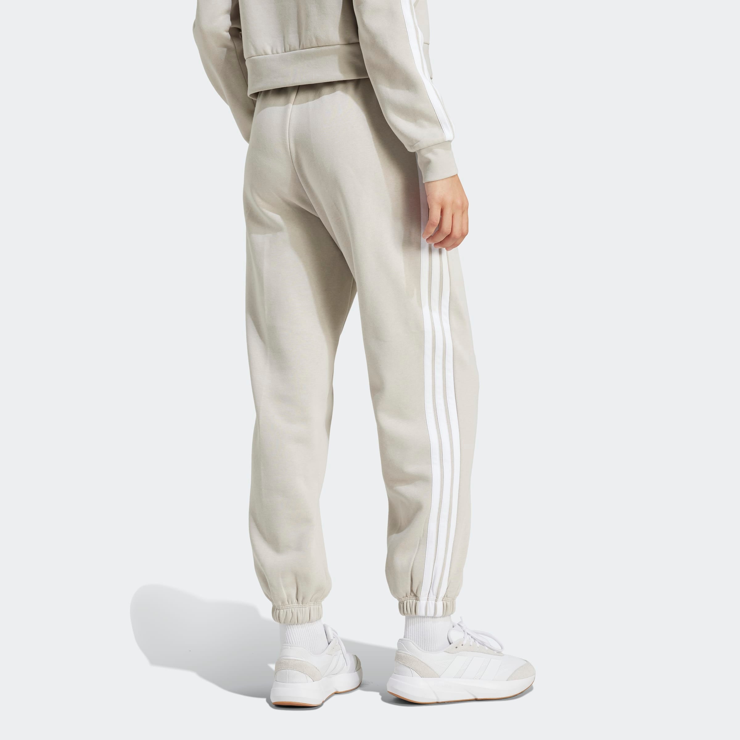 adidas Sportswear Pantalon de sport »ESSENTIALS 3-STREIFEN LOOSE-FIT«  coupe ample, jambes fuselées