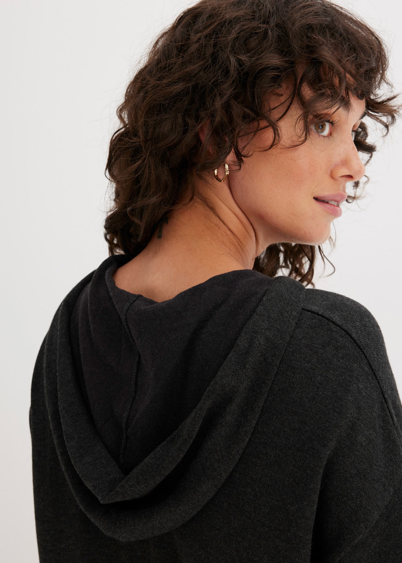 bonprix Pull en tricot aus Viskosemischung, mit Kapuze, mit Kängurutasche