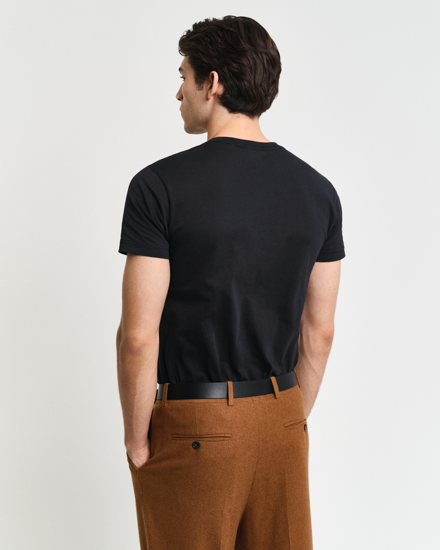 Gant T-Shirt »SLIM SHIELD V-NECK T-SHIRT«, mit einer kleinen Logostickerei auf der Brust