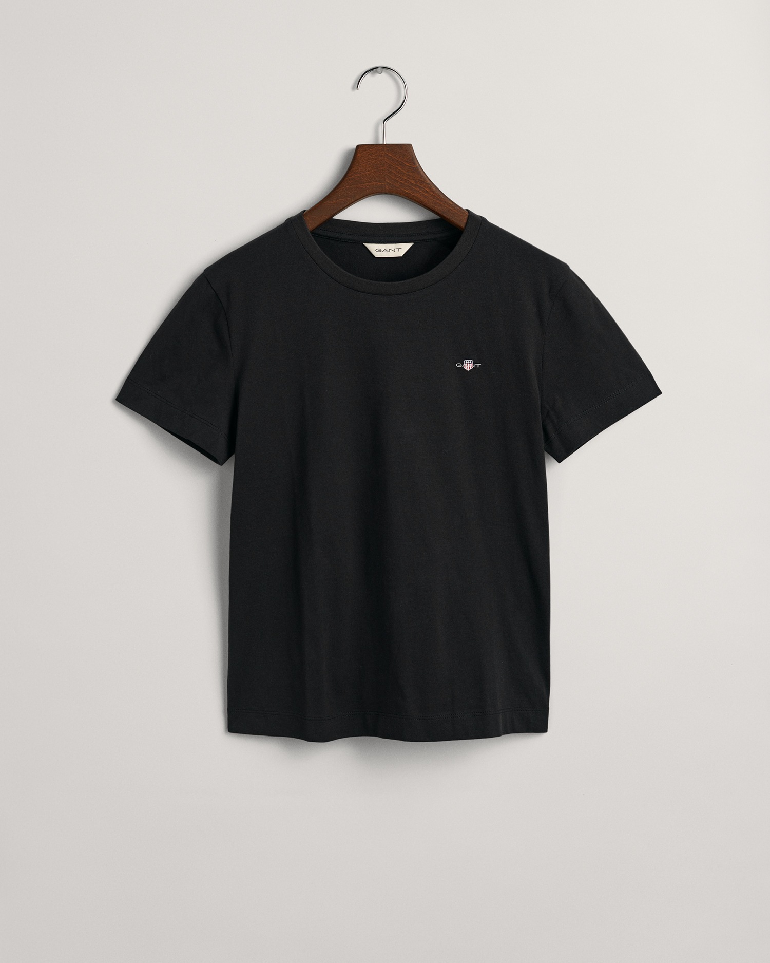 Gant T-Shirt »REG SHIELD KA T-SHIRT«, mit einer kleinen aufgestickten Wappen-Grafik auf der Brust
