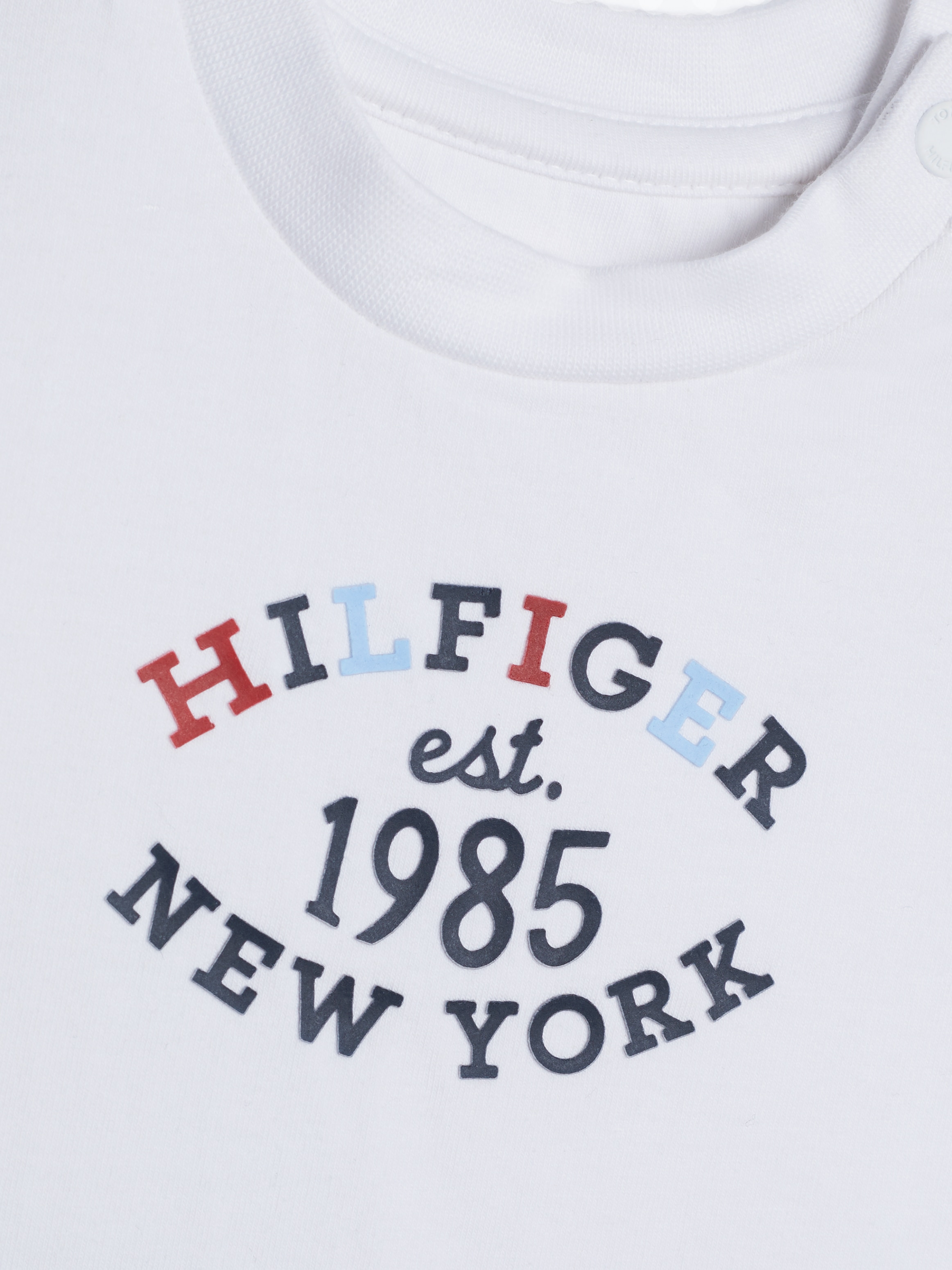 Tommy Hilfiger Kurzarmshirt »MONOTYPE OVAL REGULAR TEE SS«, Baby bis 2 Jahre mit Logoschriftzug