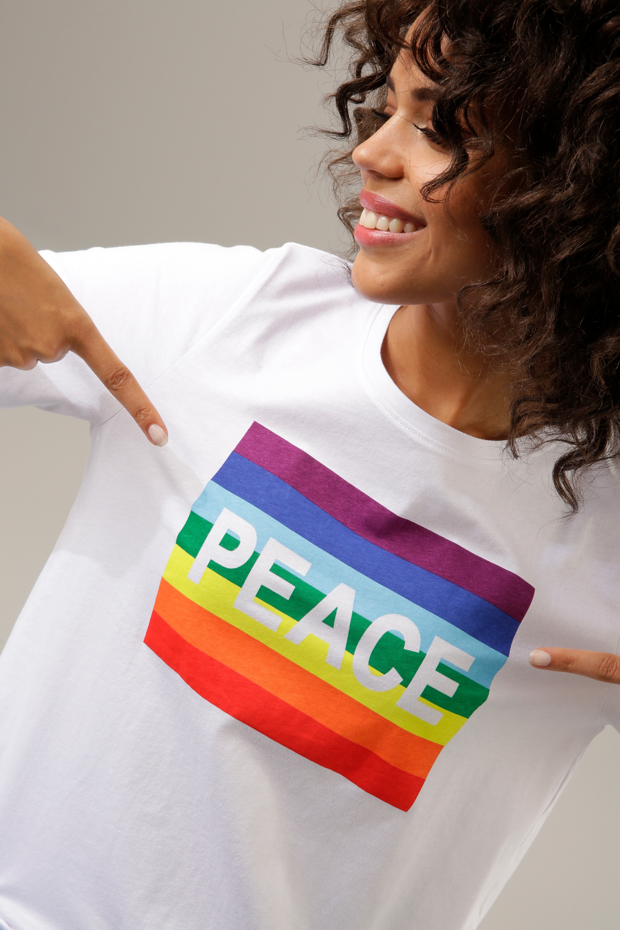 ♕ CASUAL mit und versandkostenfrei T-Shirt, Frontdruck PEACE-Schriftzug Aniston kaufen Regenbogen