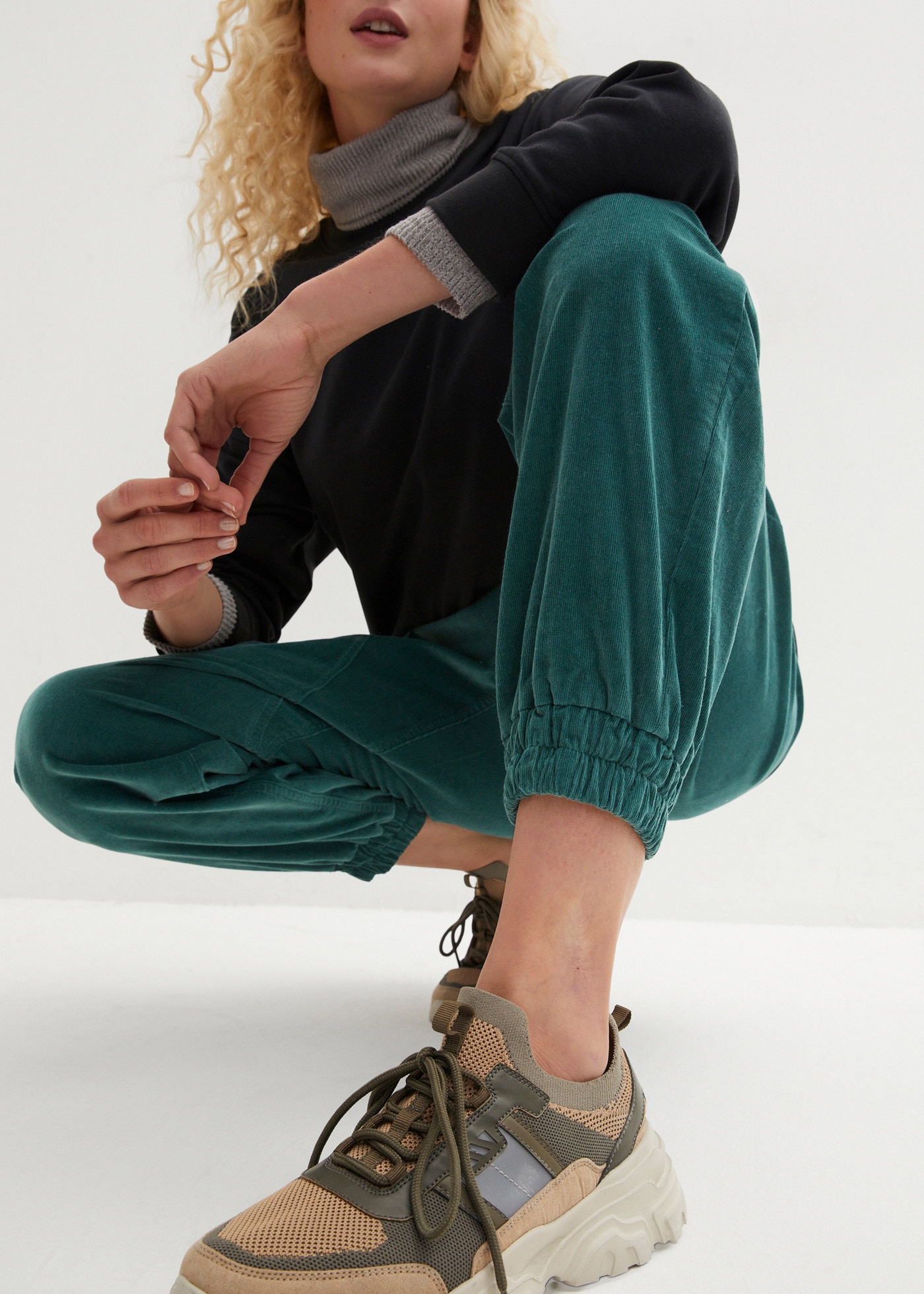 bonprix Pantalon en velours côtelé  aus Baumwoll-Mix, mit grossen Eingrifftaschen, lockere Passform