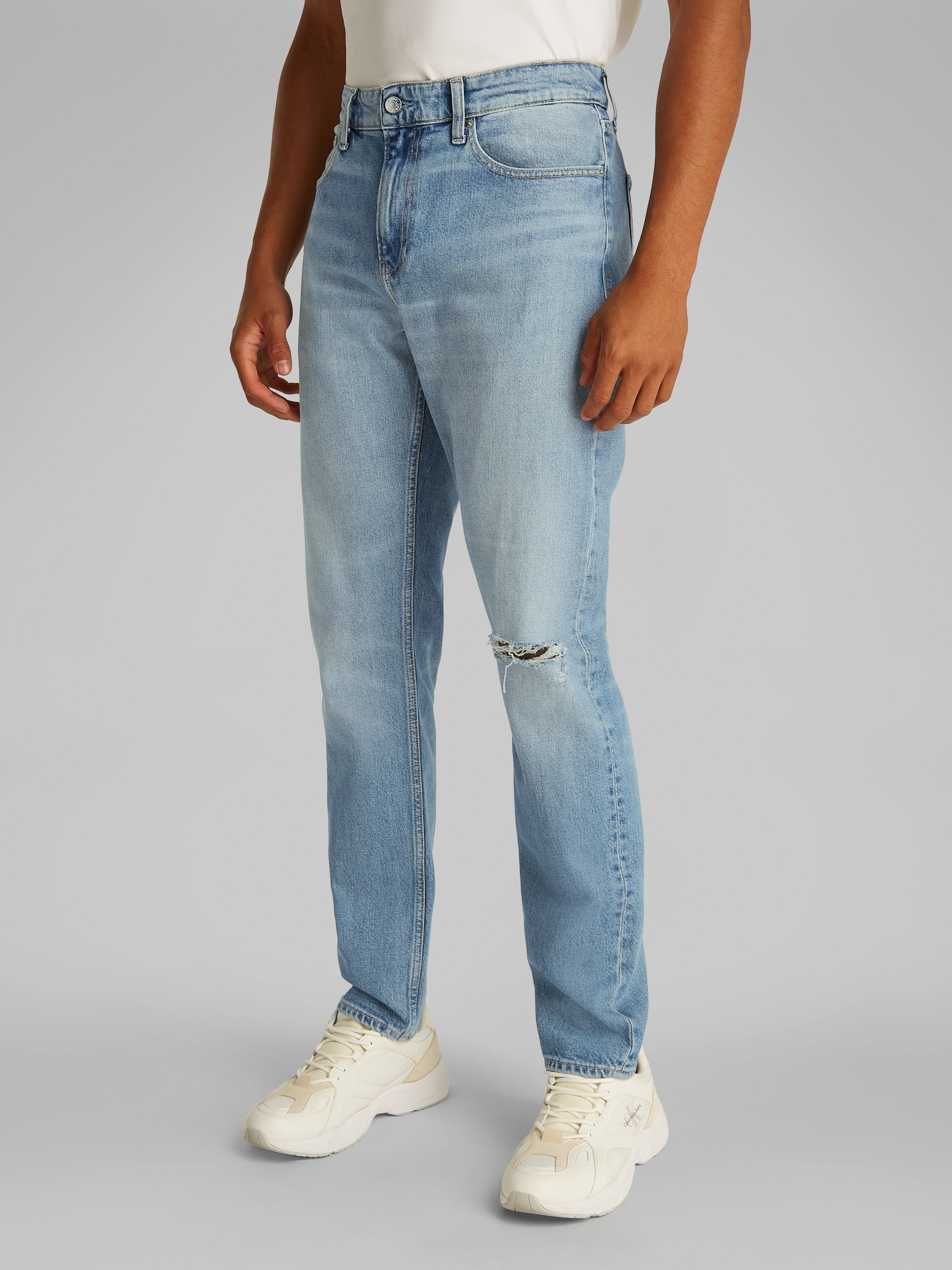Image of Calvin Klein Destroyed-Jeans "SLIM TAPER" in hellblauer Waschung
