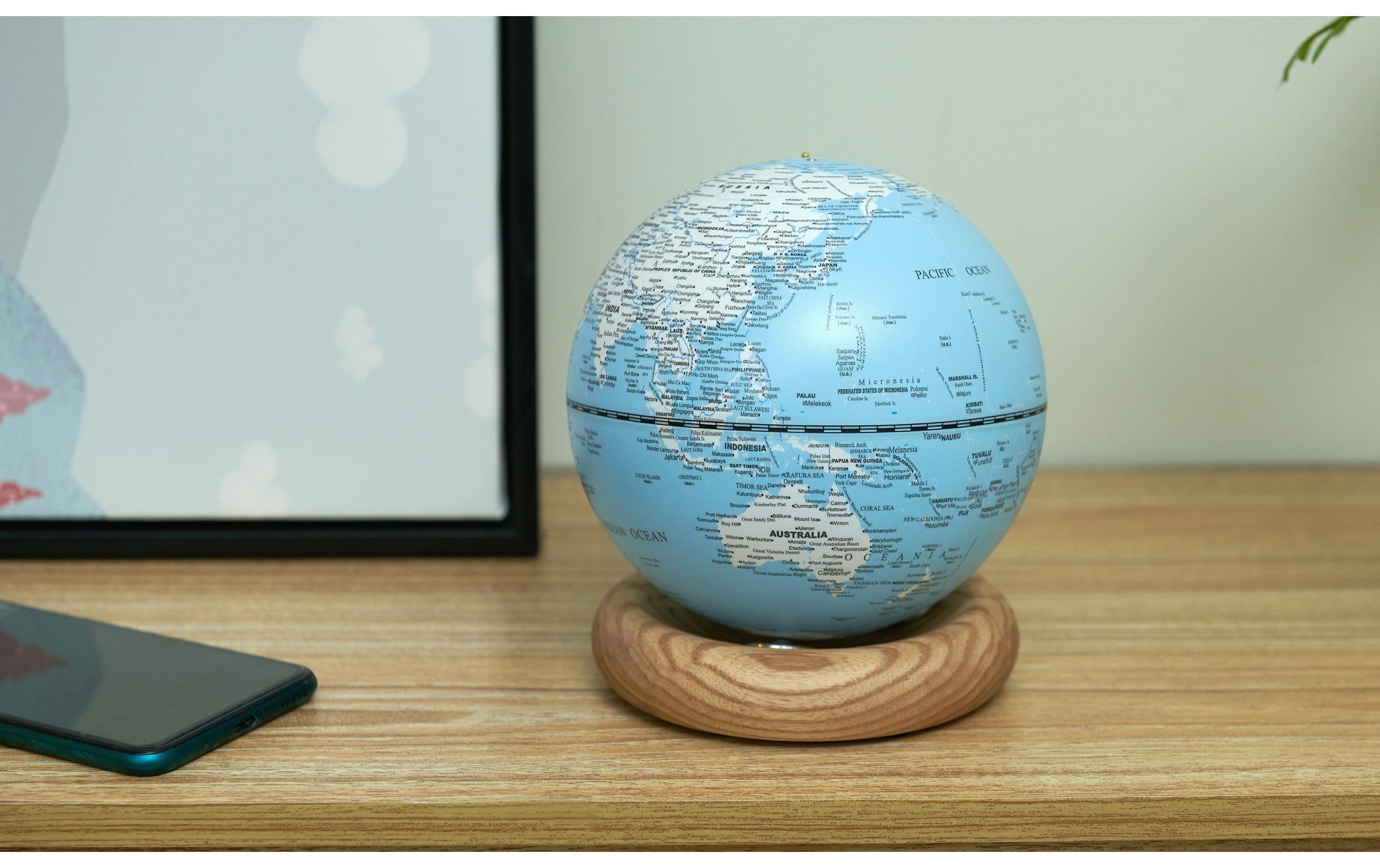 LED Dekofigur »AtlasGlobe 13 cm«, Holzart: Esche (China)