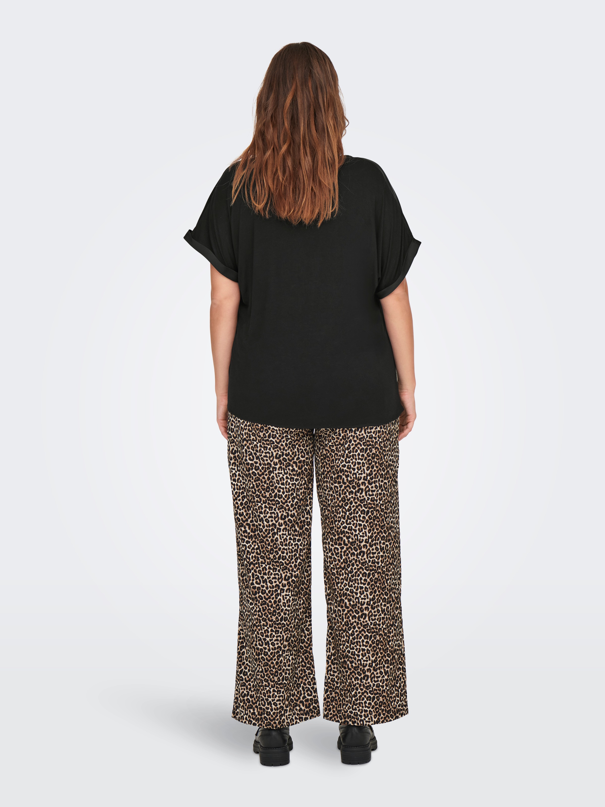 ONLY CARMAKOMA Kurzarmshirt »CARBRYNJA LIFE S/S IN-ONE TOP WVN«, in glänzender Optik