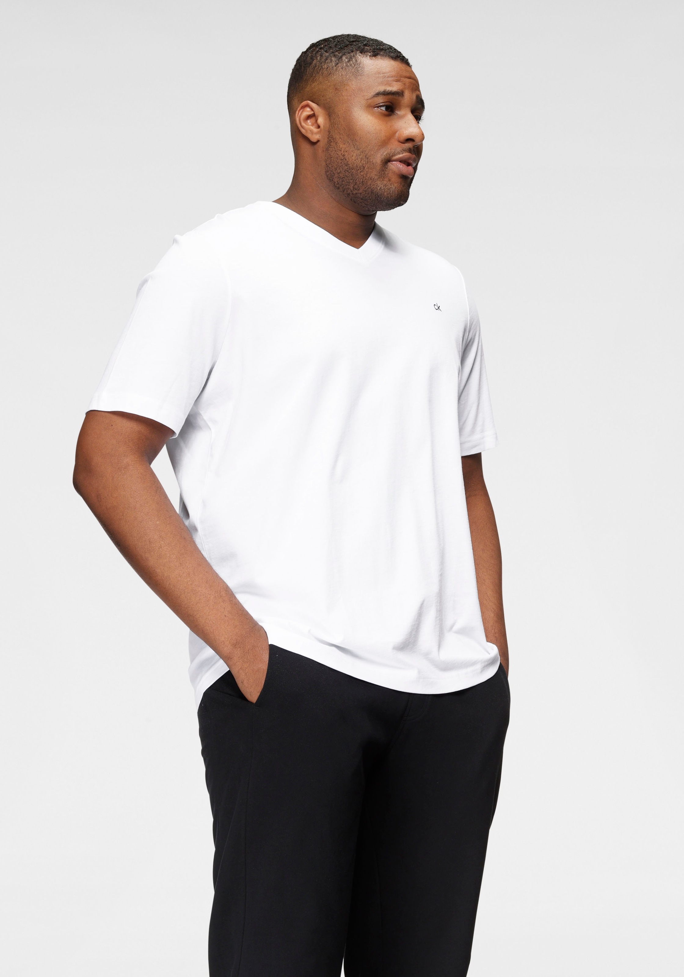 Image of Calvin Klein Big&Tall T-Shirt »BT-LOGO EMBR V-NECK T-SHIRT« bei Ackermann Versand Schweiz
