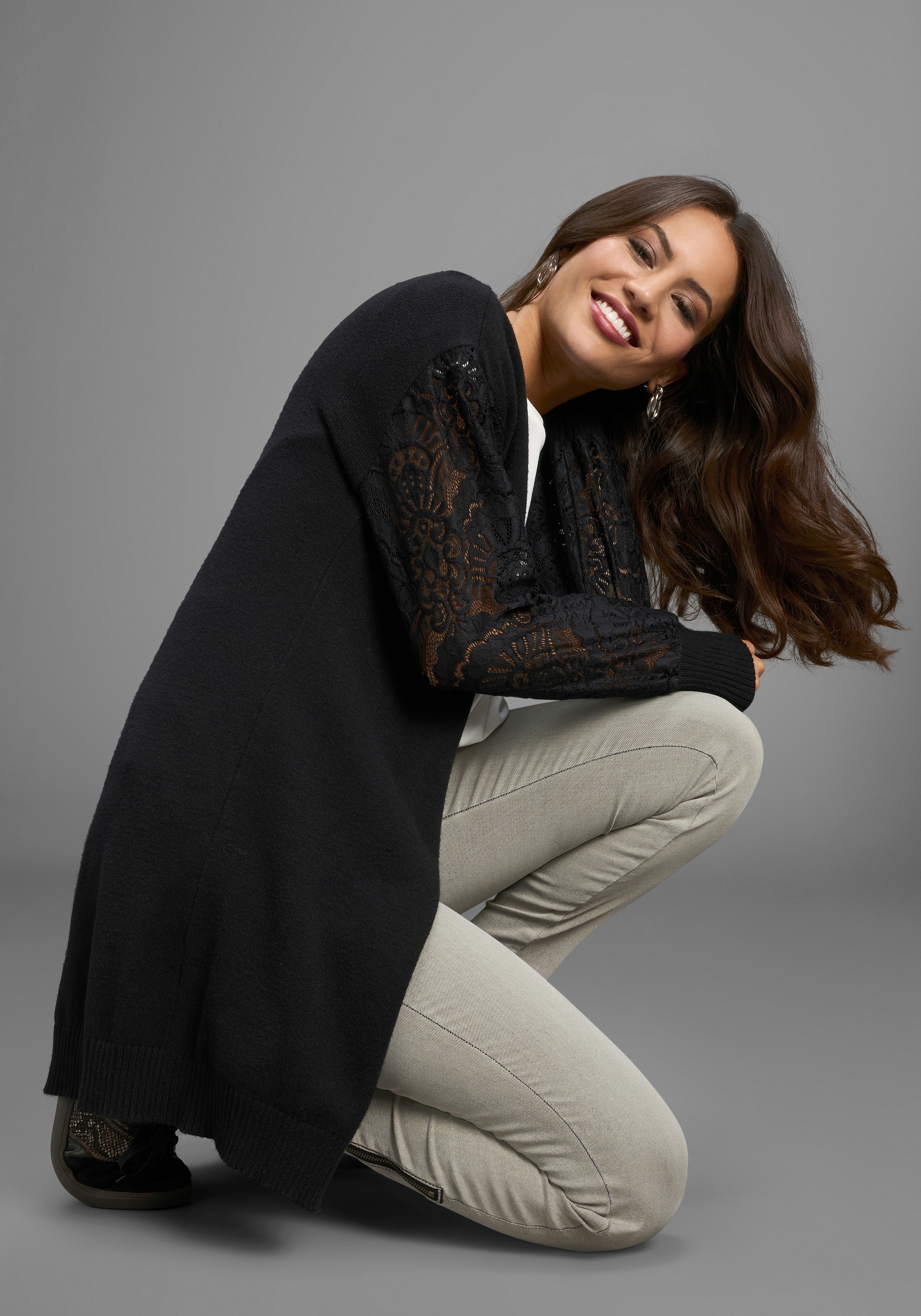 Laura Scott Strickjacke kuscheliger Winterstrick mit femininen Spitzenärmeln - NEUE KOLLEKTION