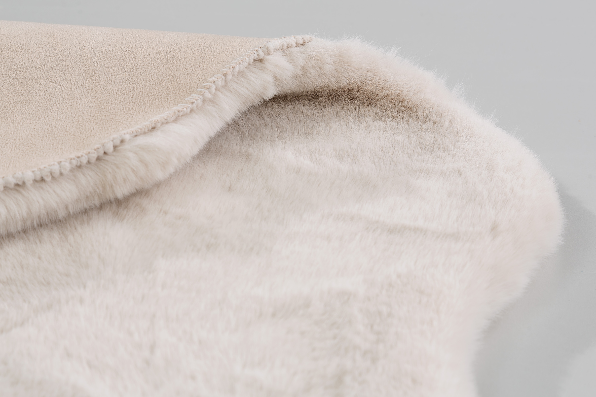 SCHÖNER WOHNEN-Kollektion Fellteppich »Tender« fellförmig 26 mm Höhe weich durch Microfaser, Kaninchenfell Haptik, Kunstfell, waschbar