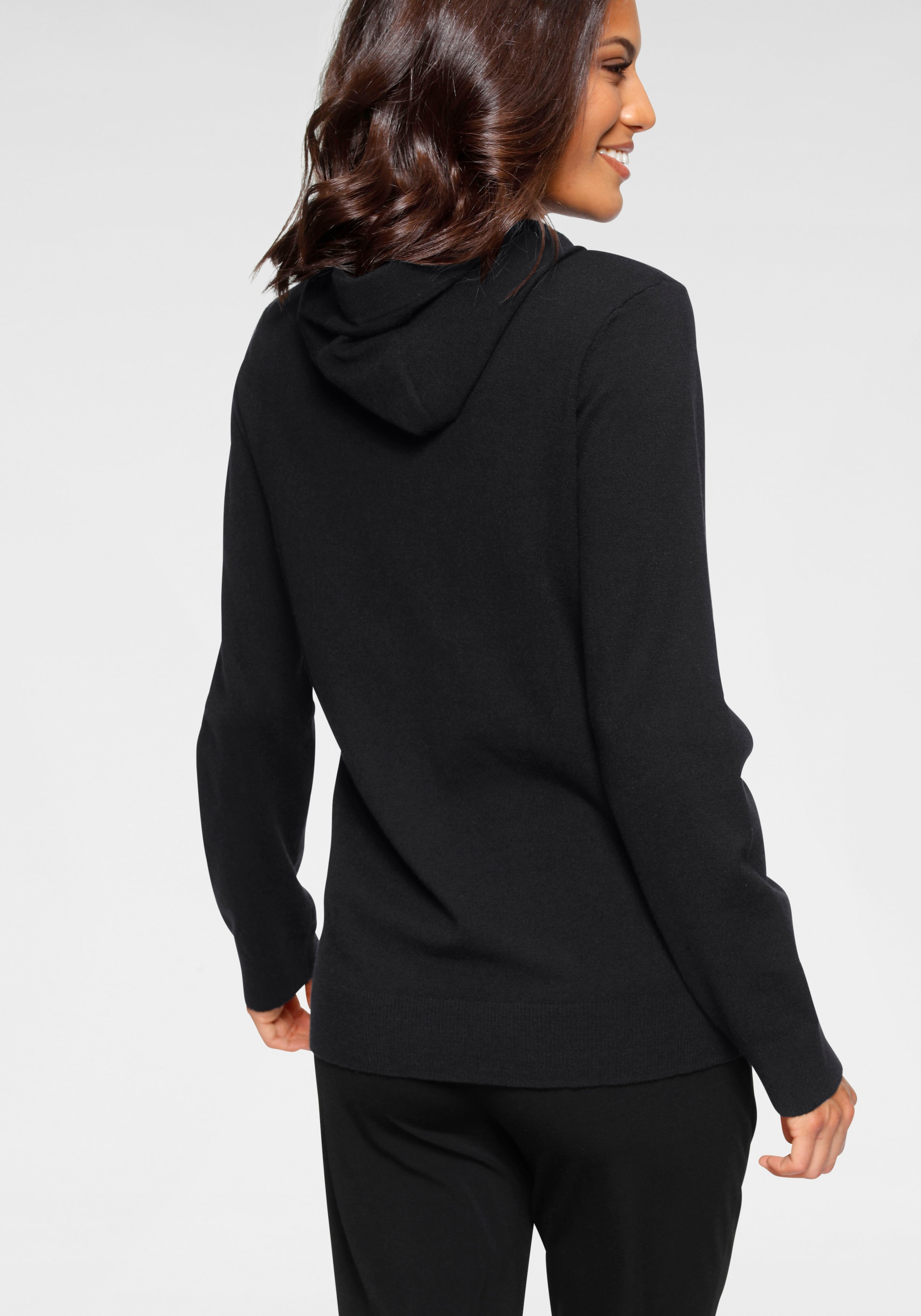 Laura Scott mit Kapuze und glitzernden Bändern