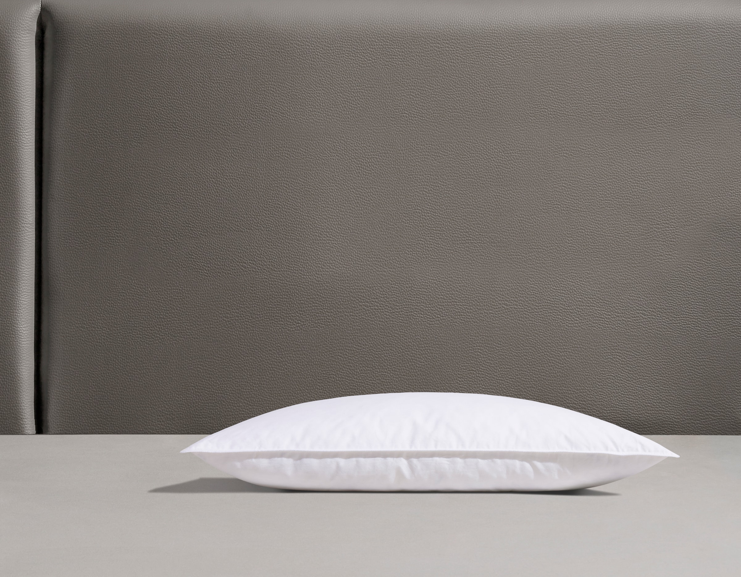 Älgdröm Federkopfkissen »Loftet, Kopfkissen 40x80 cm, 80x80 cm«, Füllung: 85% Federn, 15% Daunen, Bezug: 100% Baumwolle, (1 St.), Kissen, Made in Green zertifiziert, Made in Germany