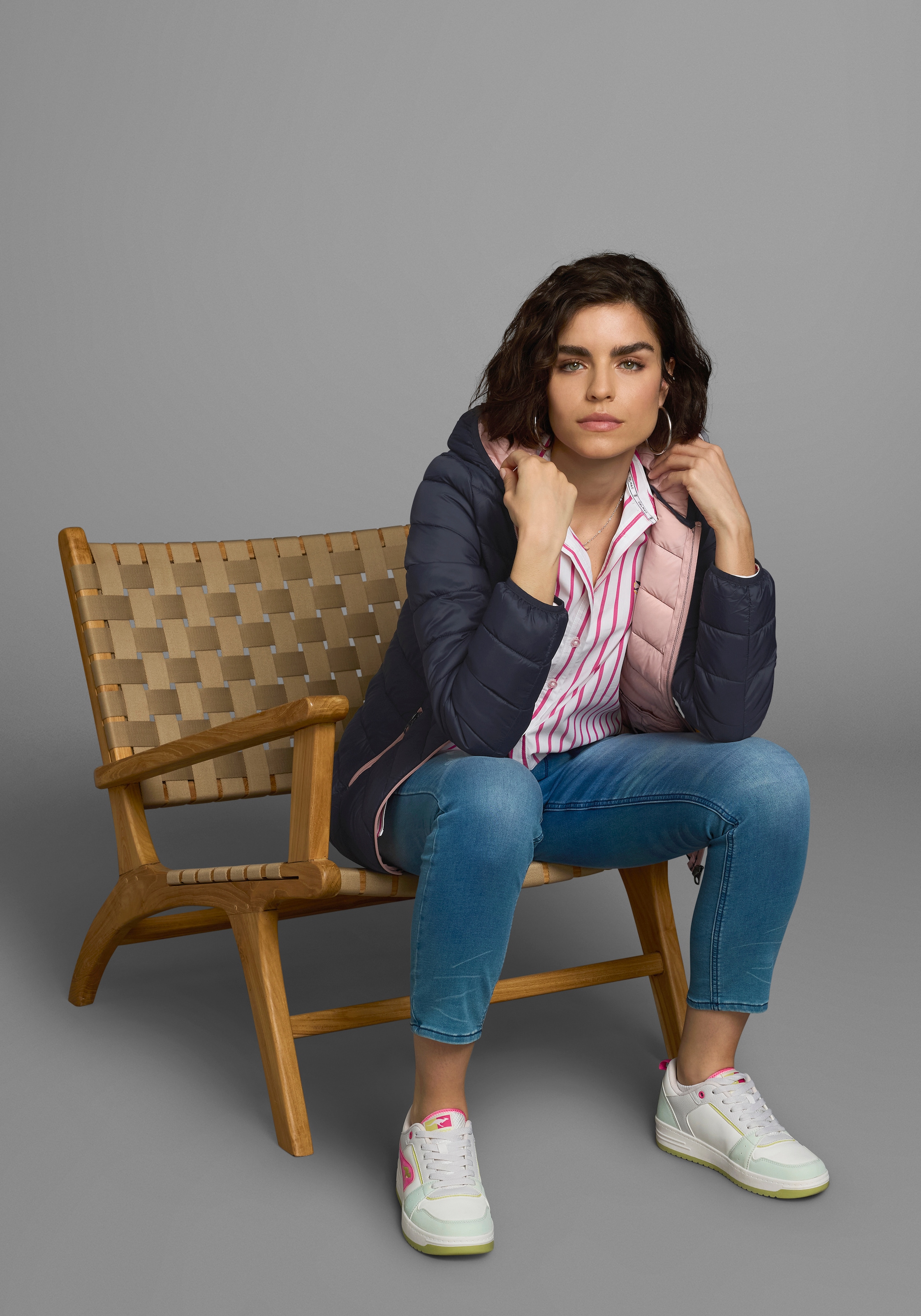 KangaROOS Steppjacke, mit Kapuze, mit kontrastfarbenen Details