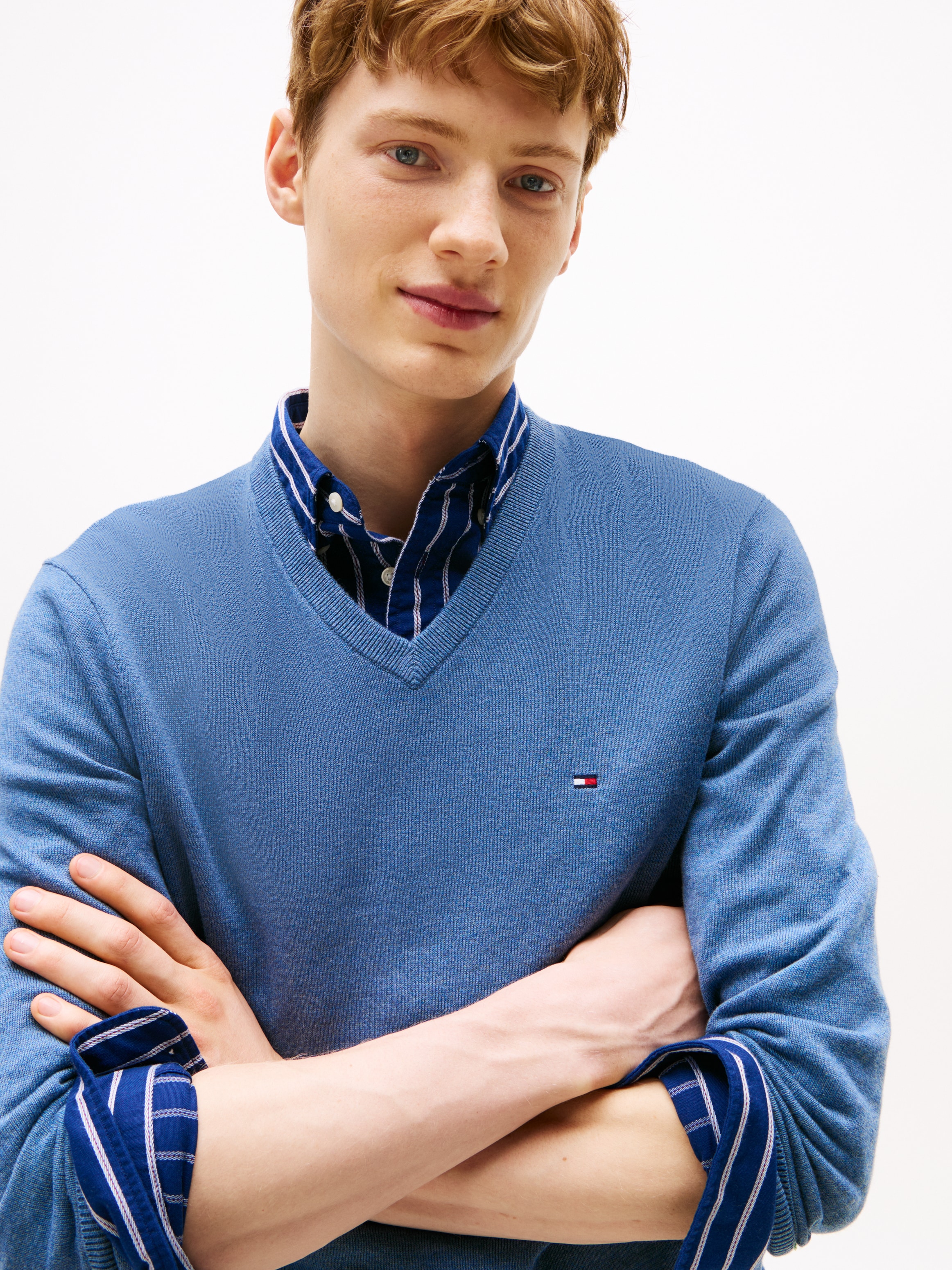 Tommy Hilfiger Strickpullover »ESSENTIAL COTTON V NECK mit V-Ausschnitt und Stickerei«, unifarben, casual, regular fit, Baumwolle, V-Ausschnitt