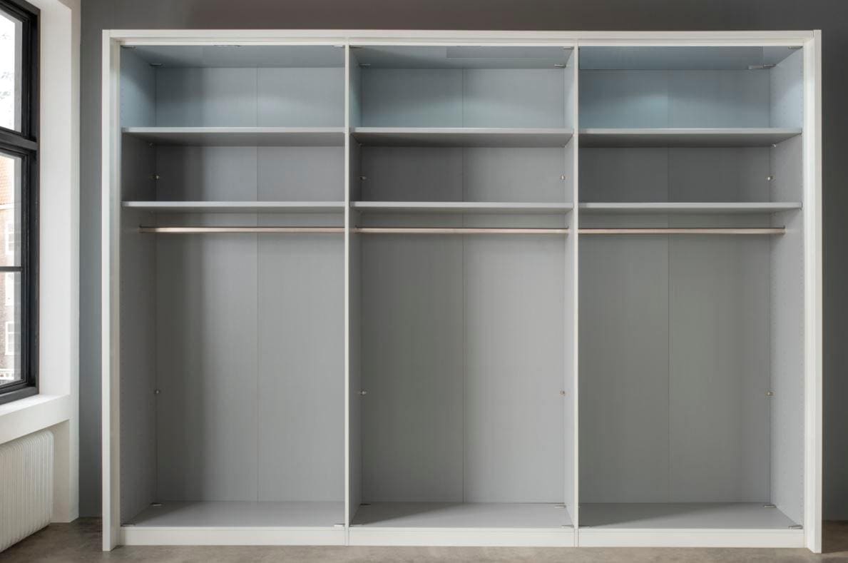 WIEMANN Kleiderschrank »Shanghai, Drehtürenschrank, Schrank mit 2-farbiger Glasfront«, (2 Höhen 216/236 cm auswählbar, MADE IN GERMANY), mit hochwertiger Glasfront, Schubkästen und Türen inkl. Dämpfung
