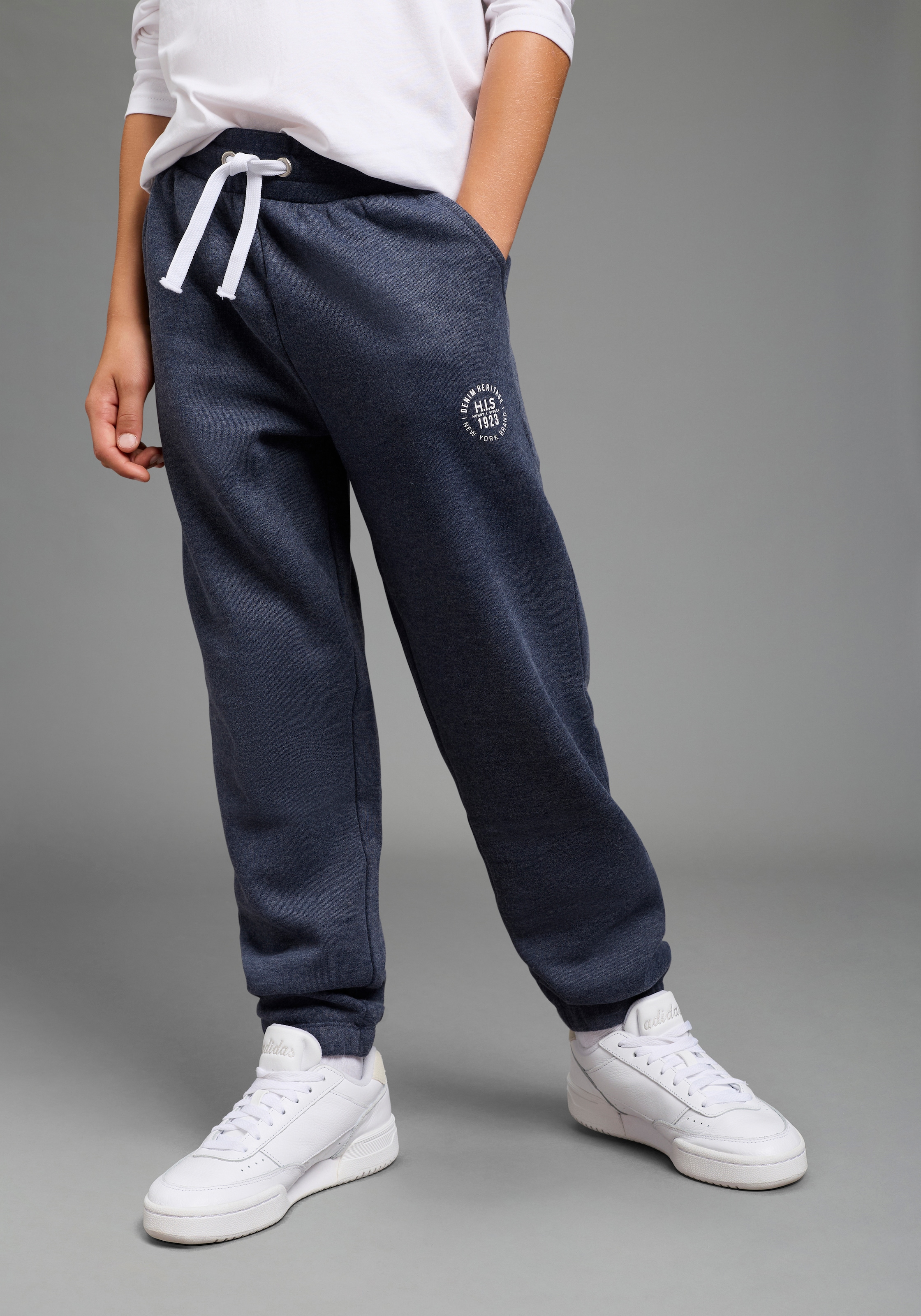 H.I.S Pantalon sweat »Basic Sweatshose, Jogginghose für Jungen«  pour TEENS. pantalon sweat avec petit badge