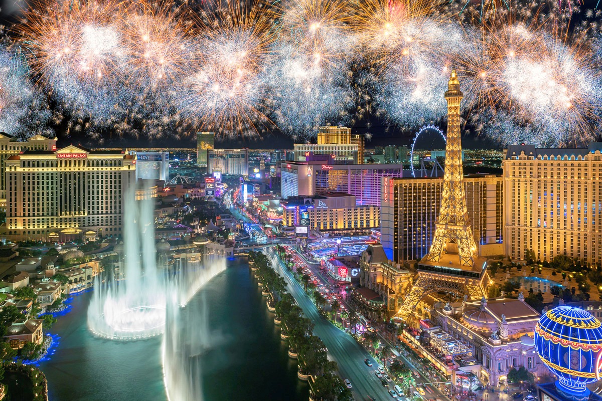 Image of Papermoon Fototapete »Las vegas mit Feuerwerk«, Vliestapete, hochwertiger Digitaldruck, inklusive Kleister bei Ackermann Versand Schweiz