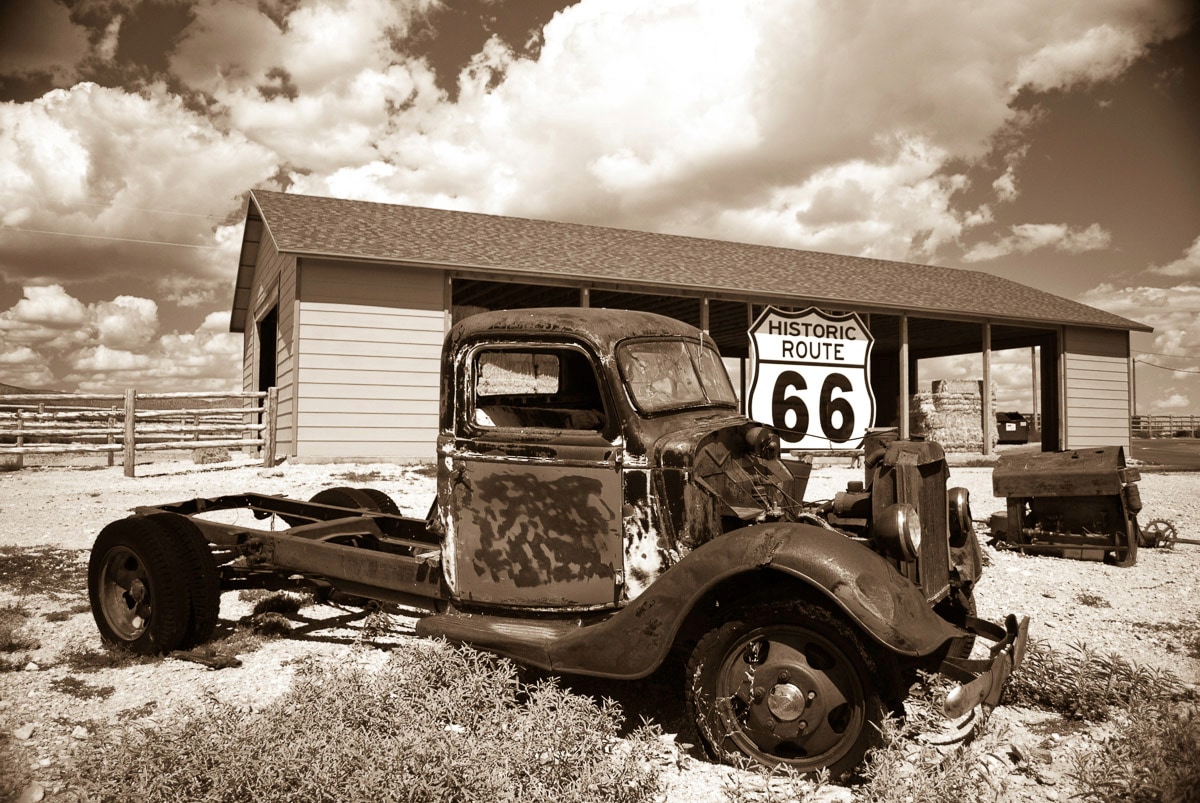 Image of Papermoon Fototapete "Rosty Truck"